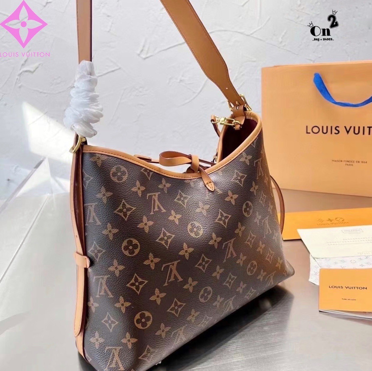 LV CARRYALL Monogram Canvas 12" / LV Shopping Bag รุ่นใหม่ล่าสุด กระเป๋าสะพายทรงหรูหรามีสไตล์ สวยปังมั้ยไหว ใบจริงสวยมากกกก ได้สวยก่อนใคร วัสดุหนังแคนวาสเคลือบลาย สวย คลาสสิค ภายในเป็นช่องโล่ง จุของได้เยอะ สาวๆใช้ใบนี้ สะพายไปไหนก็เข้ากัน ถ่ายรูปสวยๆ