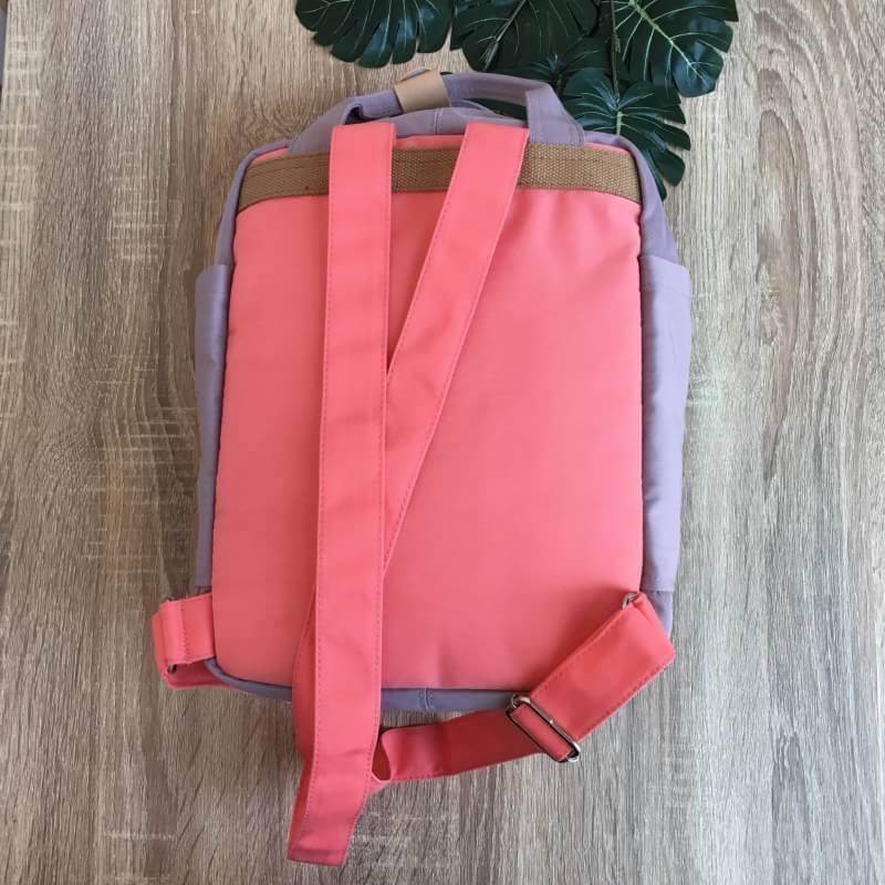 ของแท้ Doughnut mini bagpack กระเป๋าเป้ทีฮิตกันมากในหมู่วัยรุ่นฮองกง ด้วยสีสันที่โดดเด่น โทนสีพาสเทล ดีไซน์น่ารัก ทันสมัย กันน้ำได้ ช่องใส่ของหลายช่องแยกเป็นสัดส่วน จะสะพายไปเรียนหรือเที่ยวได้ในใบเดียวเลยคร้าา