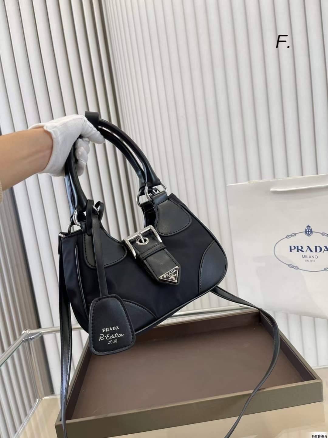 PRADA Moon Re-Nylon and leather bag ใหม่ล่าสุด กับคอลที่ใครๆเห็นก็ต้องรัก ขนาดกำลังน่ารัก ดีไซน์สวยดุ และยังดูแพงได้อีก