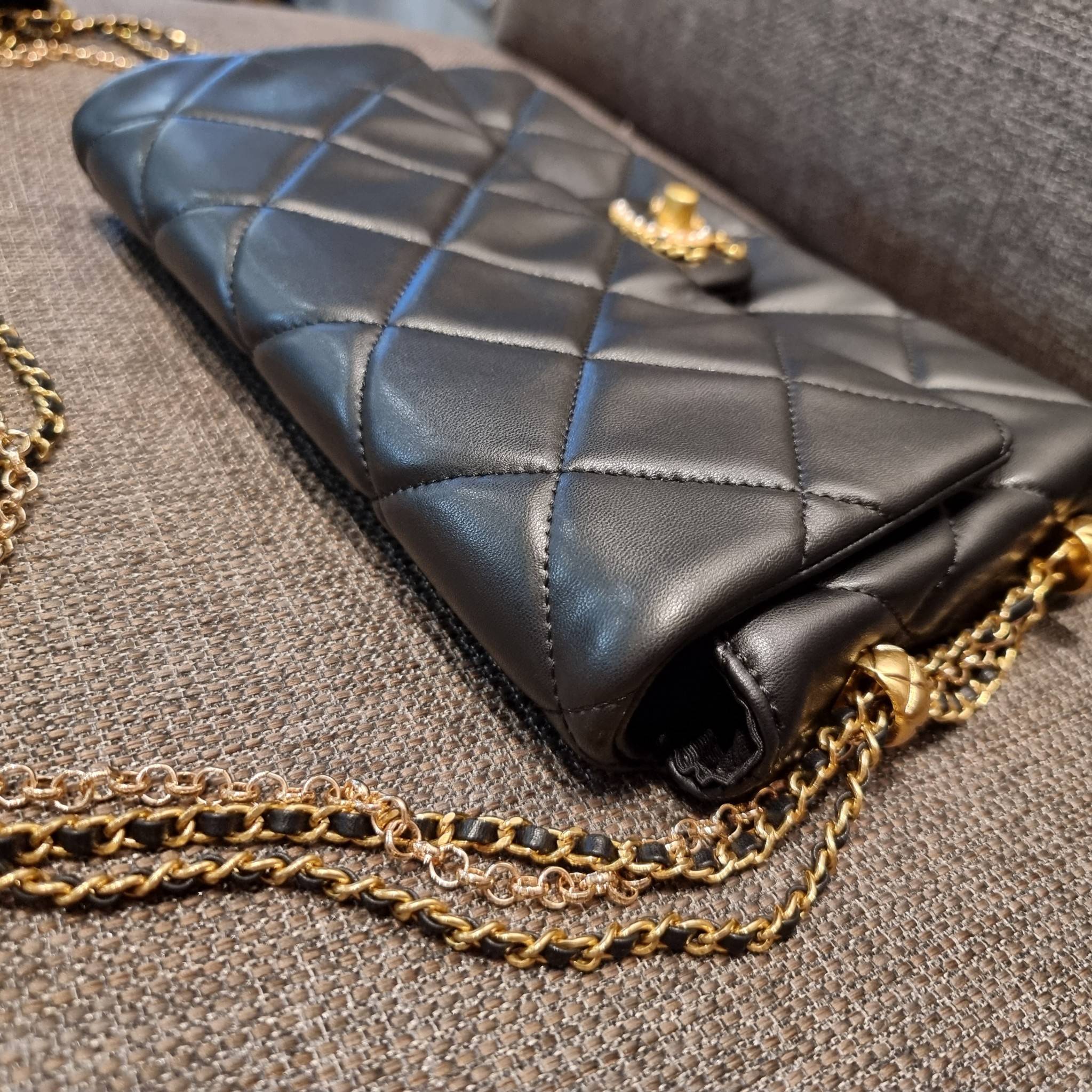 VIP 】สวยหรูพร้อมเสิร์ฟ!! กับไอเท็มสุดเลิฟจาก Chanel กระเป๋าสะพายที่สุดของความคุ้มค่า วัสดุหนังแกะนิ่มเต็มใบ เปิด-ปิดกระเป๋าด้วยตัวบิดล็อค ภายในกระเป๋าบุผ้าสวยหรู มีช่องโล่งกว้างจุของได้สบาย ใส่โทรศัพท์ กระเป๋าสตางค์ได้ มีช่องซิป 1 ช่อง ช่องย่อย 1 ช่อง ดีเ