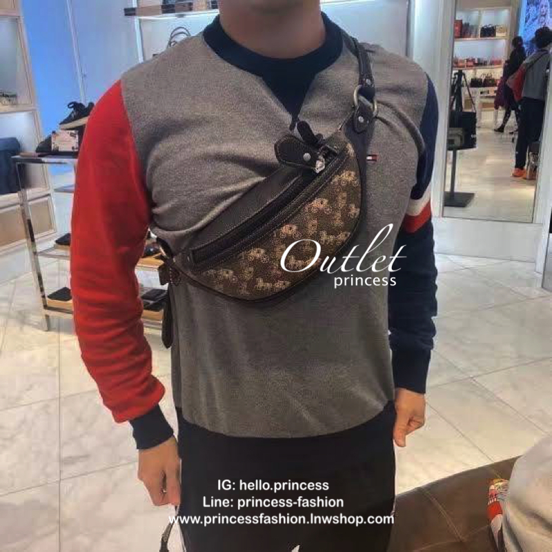 Coach Rivington Belt Bag 7 With Horse And Carriage Print กระเป๋าหนังคาดอกสุดเท่ ขนาดกำลังดี ภายในกว้าง เปิดปิดด้วยซิป ลายโลโก้แบรนด์ ดูคลาสสิคทีเดียว ใช้ได้ทั้งหญิงและชาย พร้อมส่งราคาสุดคุ้มค่ะ