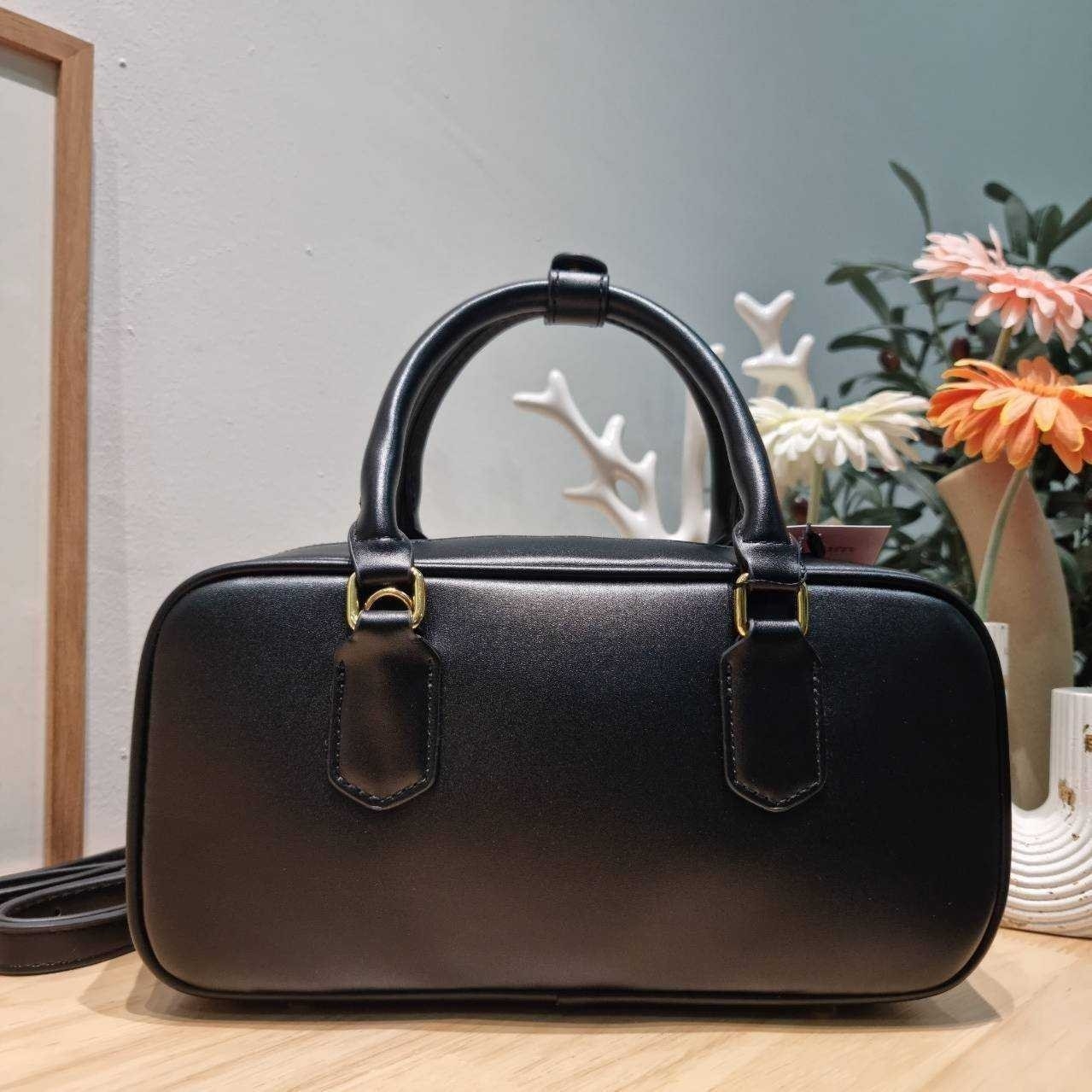 MIU MIU ARCADIE LEATHER BAG M, Geniş 27cm กระเป๋าถือ/สะพายสุดชิค น่ารักๆเก๋ๆ ดีไซน์เรียบแต่มากมีอยู่จริง สวยดูแพง