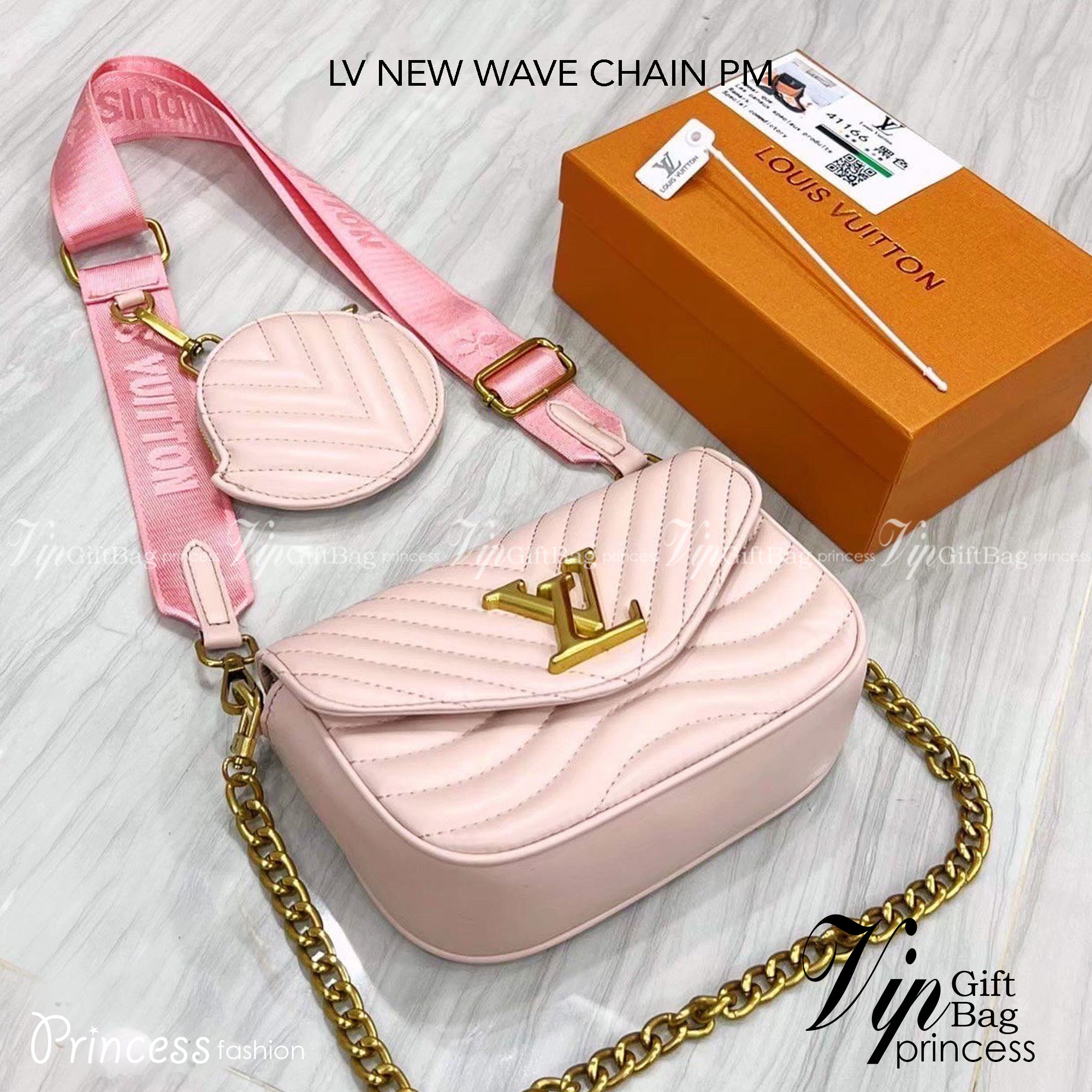 LV NEW WAVE CHAIN PM / New Wave Pochette Multi Bag กระเป๋าสะพายมัลติฟังก์ชั่น Set 2 ใบสวยคุ้มค่าน่าใช้ มาพร้อม box set ดีงาม ลูกเล่นคลาสสิคผสานความวินเทจ มีสายสะพายให้ 2 เส้น และกระเป๋าใบลูก เล็กน่ารัก ภายในเป็นช่องโล่ง แบ่งสัดส่วนมีช่องย่อย ใบนี้ปรับใช้ไ