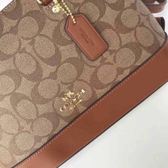 Coach Mini Sierra Signature กระเป๋าถือทรงโดม ภายในกว้างสามารถใส่กระเป๋าเงินเล็ก และมือถือได้ และยังมีช่องซิปเล็ก 1 ช่อง ด้านหลังมีกระเป๋าเล็กเก็บบัตร 1 ช่อง ใครยังไม่มีพลาดไม่ได้แล้วนะคะ