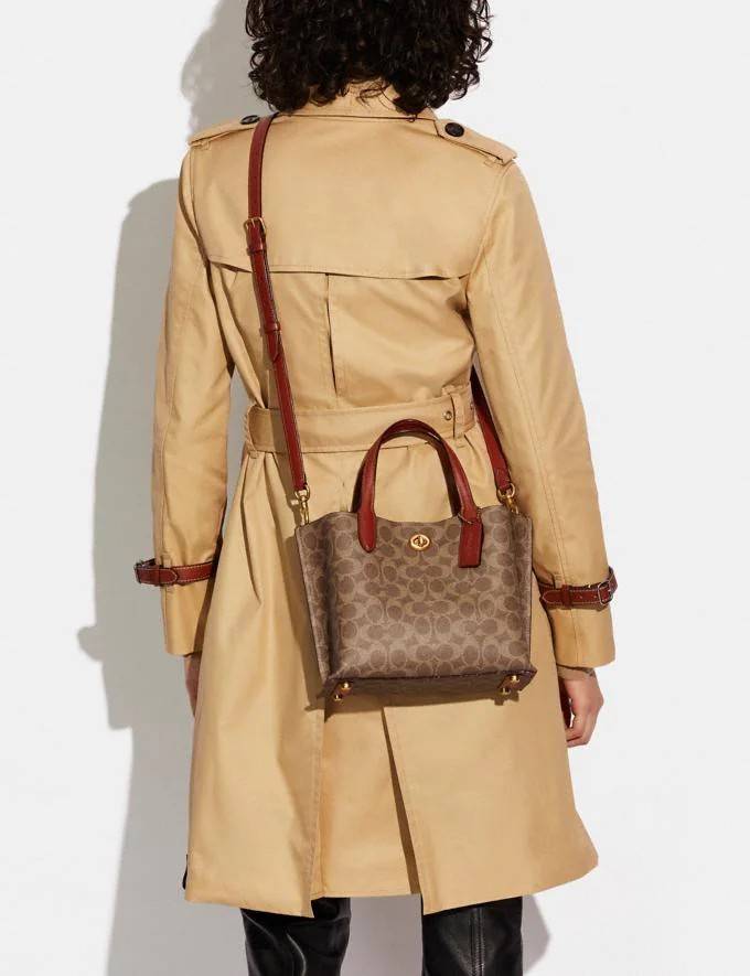 COACH C8562 WILLOW TOTE 24 IN SIGNATURE CANVAS น้องสาวลุคลูกคุณมาแล้วจ้า กระเป๋าถือ/สะพาย ดีไซน์สุดคลาสสิค ไอเท็มขายดีที่สุด ลงตัว เรียบหรู ใบจริงคือผู้ดี๊ผู้ดี ใช่ได้ทุกๆโอกาส วัสดุหนังแคนวาส ทนทาน เปิดปิดด้วยตัวบิดล็อค และอีกฝั่งเป็นกระดุมแม่เหล็ก ภายใน