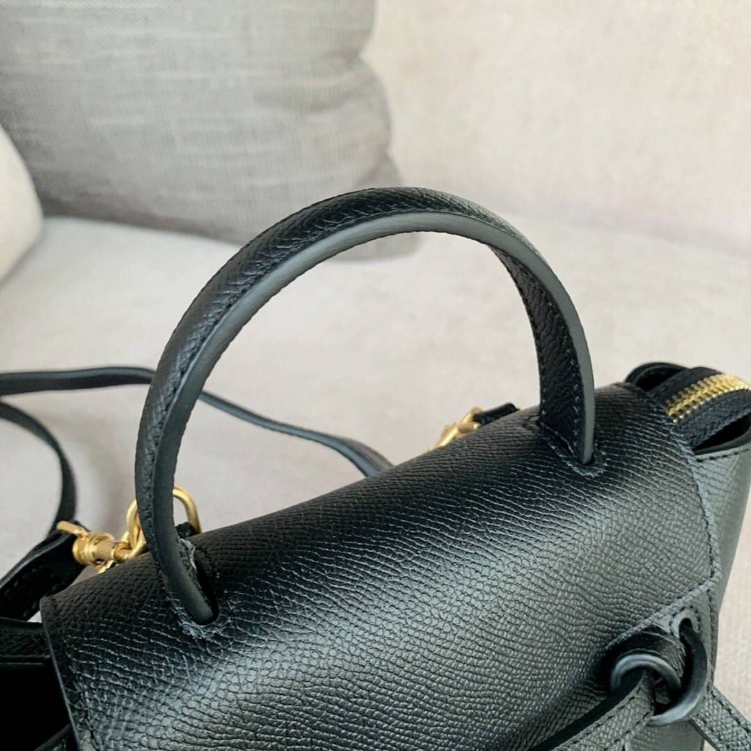 CELINE HANDLE AND CROSSBODY BAG VIP GIFT WITH PURCHASE (GWP) กระเป๋าถือและสะพายพรีเมี่ยมกิ๊ฟ Limited Edition จาก CELINE HAUTE PARFUME DUTYFREE COUNTER หนัง Saffiano ดีไซน์ยอดนิยมหนังสวยอยู่ทรงดูแลรักษาง่าย เปิดปิดด้วยฝาปิด Belt ด้านหน้ามีโลโก้แบรนด์ภายในโ