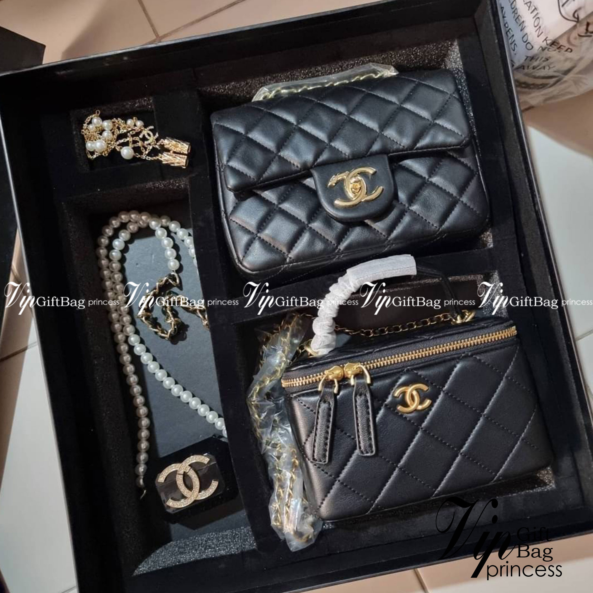 VIP 🥂 เซ็ทคือที่สุดของความคุ้ม EXCLUSIVE MIX ITEM!! CHANEL GIFT BOX SET กลับมาอีกครั้งกับไอเท็มสุดหรูชวนให้สะสม สุดยอดของรุ่นยอดฮิตพร้อมเสิร์ฟครบชุด สุดคุ้ม มาพร้อมกระเป๋าสะพายถึง 2 ใบ คอลเลคชั่นของมันต้องมี ทั้งตัวคลาสสิคและ vanity และสุดยอดของหา