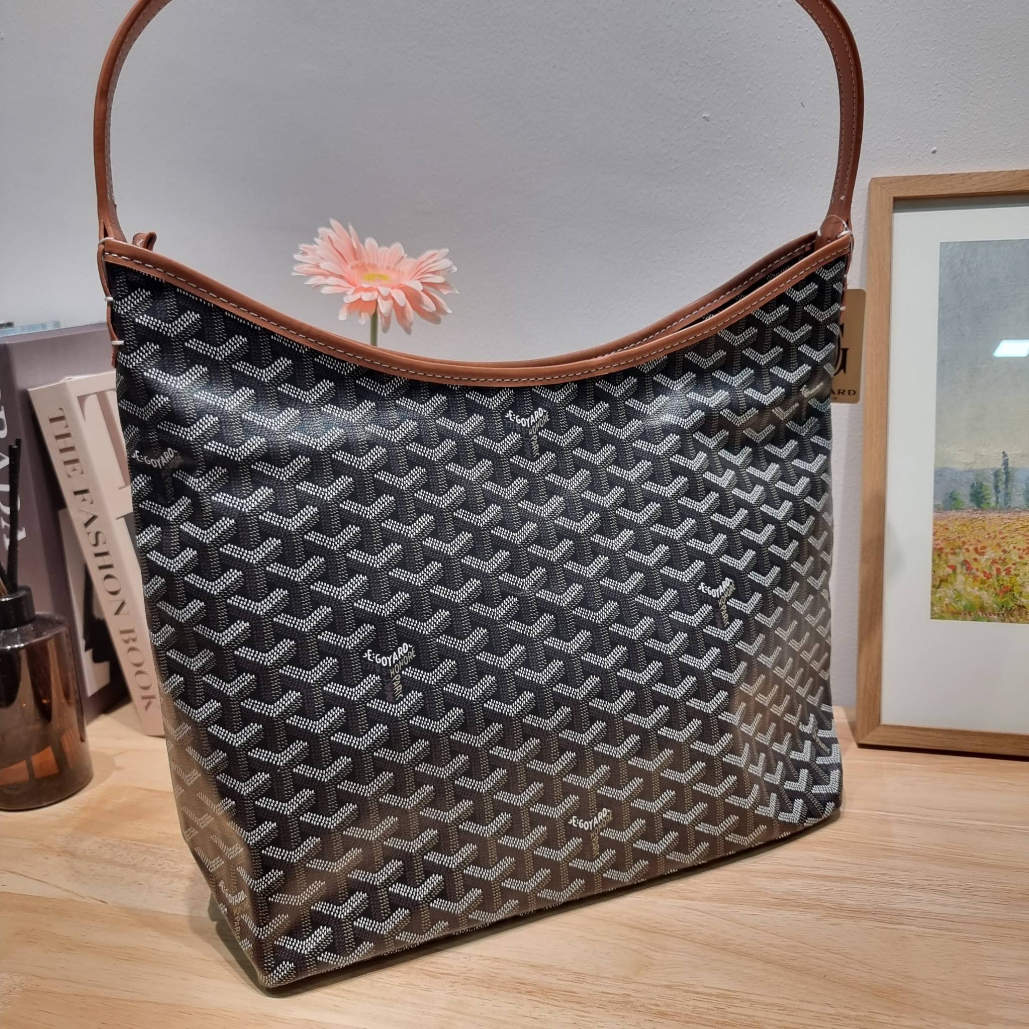 GOYARD BOHEME HOBO BAG / GOYARD HOBO กระเป๋าสะพายทรงโฮโบ ใบใหญ่จุใจ!! มาครบสีขายดี เลิศทุกสี รูปทรงคลาสสิค ดีไซน์เป็นเอกลักษณ์ วัสดุหนังแคนวาสพิมพ์ลายสวยคม ปากกระเป๋ามีซิปเปิด-ปิดกันของหล่นได้ ภายในโล่งกว้างมาก มาพร้อมสายคล้องในตัว ทนทาน สะพายสวยๆได้ทุกวั