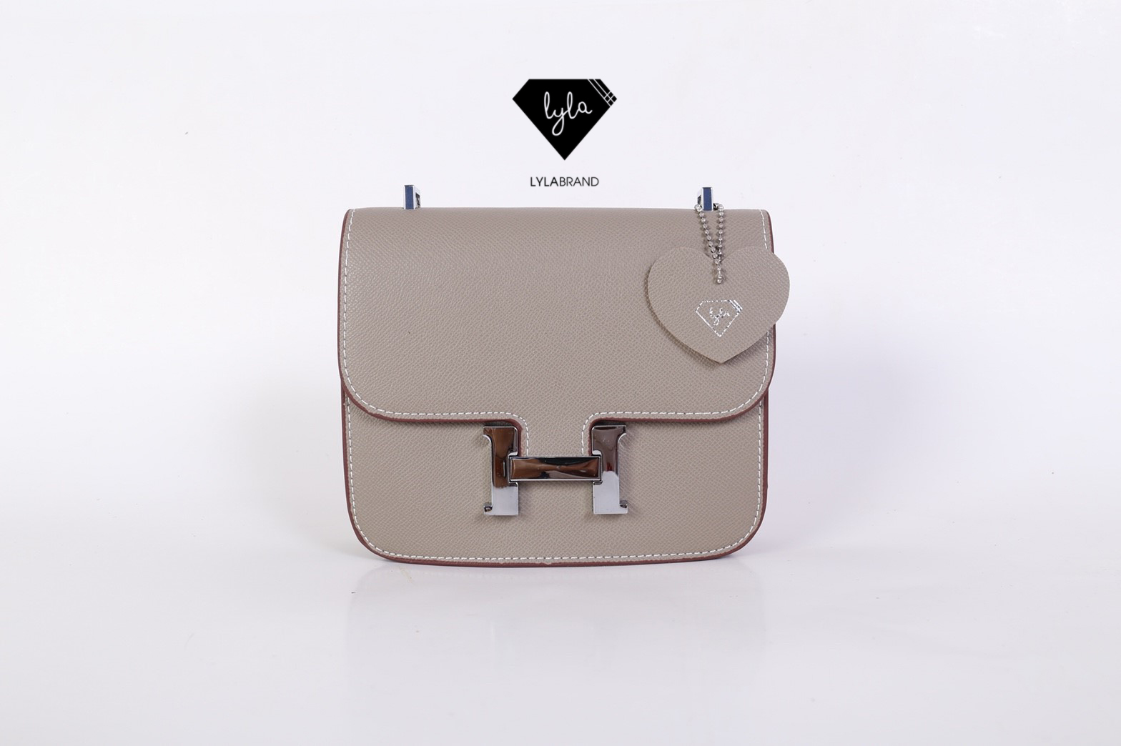 LYLABRAND🔔 Constance ไซต์ 18 สุดฮอต รุ่นนี้หนัง Epsom , PU top premium นะคะ หนังดีเลอค่าน่าสอยมากกก บอกคำเดียวเลยว่าเด็ดสุด !! เหมือนหนังแท้เบอสุดค่ะคูณผู้หญิง ลูกค้าเก่าน่าจะทราบกันดีอยู่แล้วว่าคุณภาพของร้านนี้ต้องมาเป็นอันดับหนึ่งเท่านั้น อิอิ ม