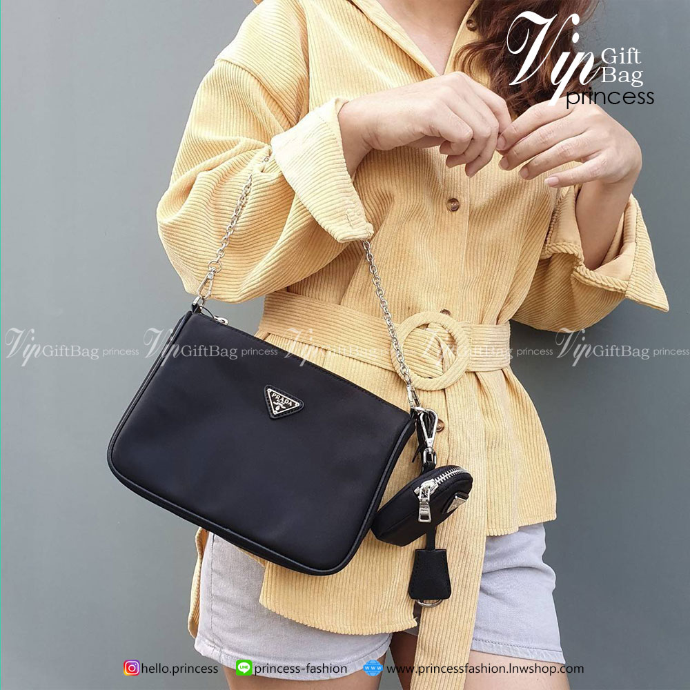 🎉 งานพรีเมี่ยมกิ๊ฟท์จากแบรนด์ PRADA ซื้อ1 ได้ไปถึง3 สายแบนสะพาย CROSSBODY สายโซ่สีเงิน คล้องไหล่ กระเป๋าห้อยใบเล็กใส่เหรียญ คุ้มมากค่ะรุ่นนี้ แม่ค้าแนะนำเลยจ้า วัสดุทำจากผ้า NYLON #อะไหล่เงินทั้งใบ เปิดปิดด้วยซิป ภายในมีช่องซิปและป้ายโลหะแบรนด์ บุ