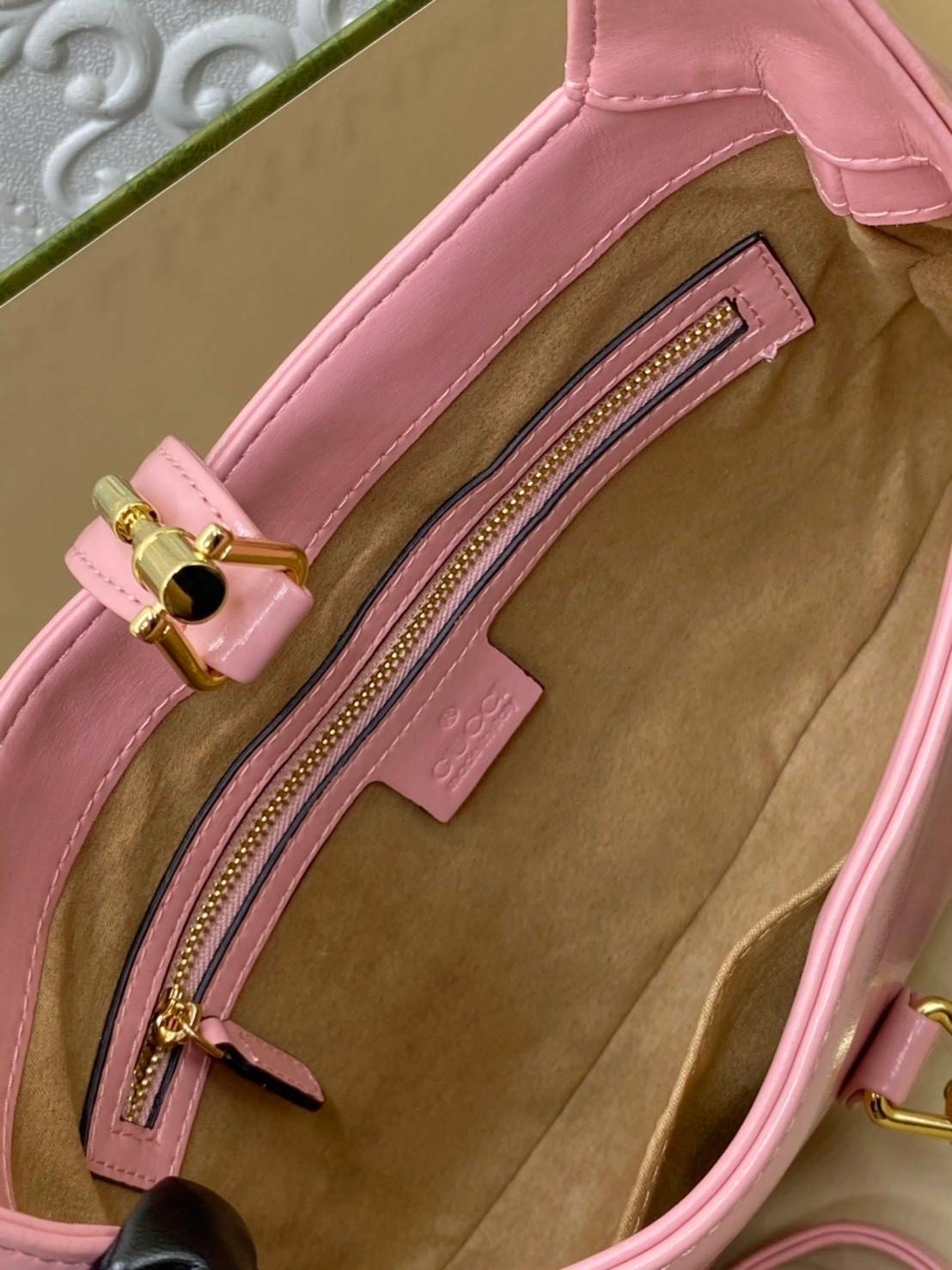 VIP GIFTbag 】หนังแท้ GUCCI Jackie 1961 mini shoulder bag กระเป่ารุ่นฮิตจาก Gucci ต้องบอกเลยว่าสำหรับสาวๆหลายคนนั้น ที่ชื่อชอบ หรือเป็นสาวกกลับแบรนด์อย่าง Gucci ต้องบอกเลยนะว่าสำหรับรุ่นนี้ห้ามพลาดไปทีเดียว บอกว่าได้เป็นตำนานควาวินเทจได้อย่างดี โดยขนาดของต