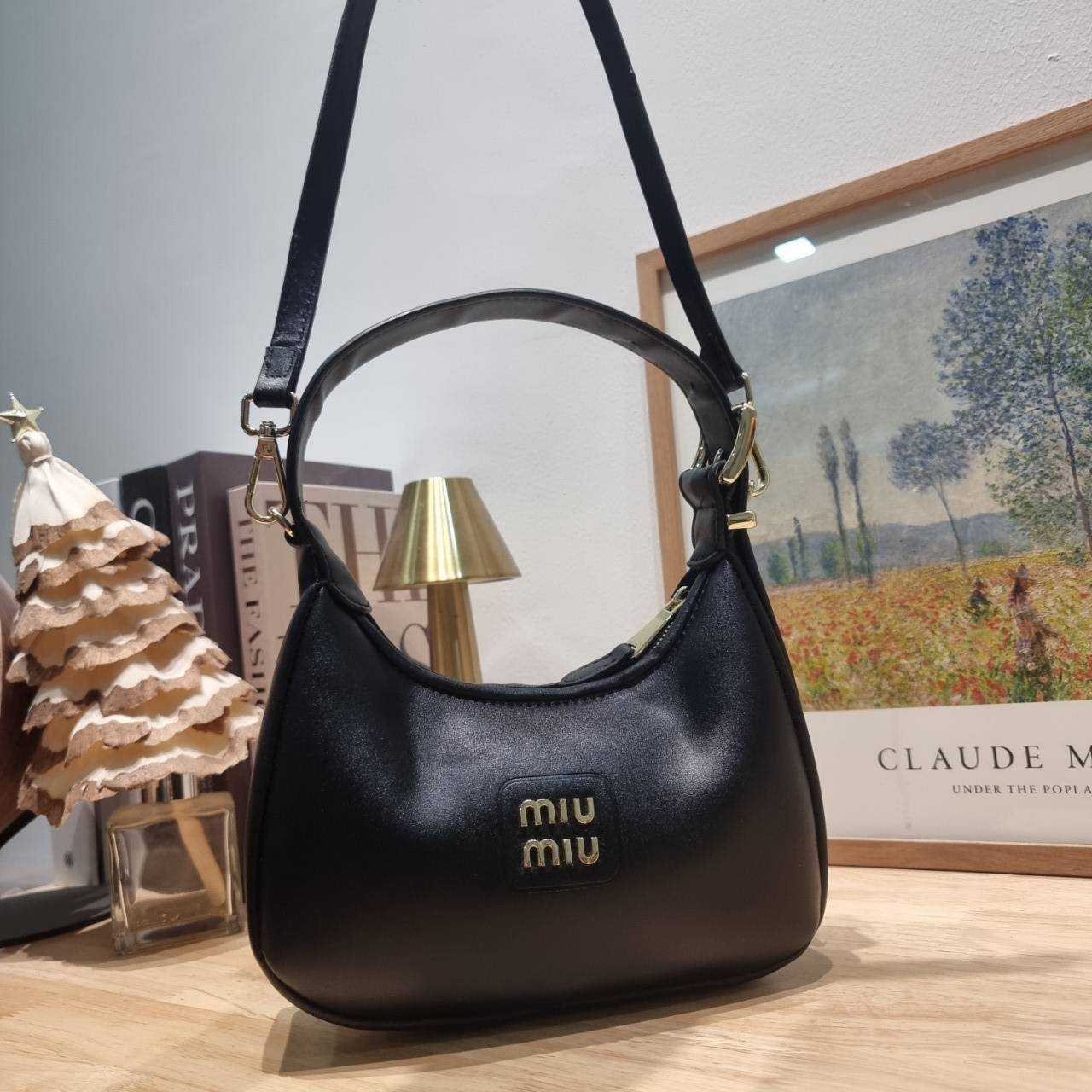 MIU MIU ZIP LEATHER TOP HANDLE BAG กระเป๋าสะพายไหล่/สะพายข้าง ทรงเก๋ ใช้งานง่าย เรียบหรูดูลัคชูสุดๆ