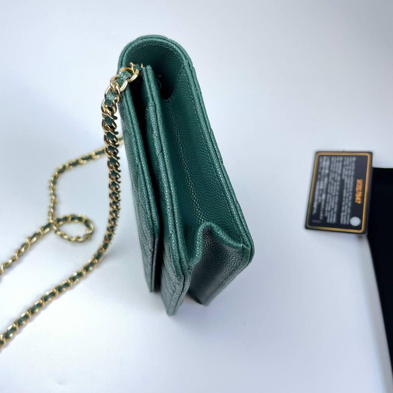 VIP 】หนังแท้ CHANEL WOC style โทนสีพาสเทล กระเป๋าสะพายทรงสวยตลอดกาล วัสดุหนังลายคาเวียร์ เนื้อนุ่ม อยู่ทรงคุณภาพดีตามแบบฉบับของแบรนด์ น้ำหนักเบา ด้านหน้ามีโลโก้แบรนด์อะไหล่หรู มีช่องใส่บัตร ใส่ของจุกจิก เปิดปิดด้วยฝาปิดกระดุม ซับในหนัง ตัวจริงสวยมากๆถูกใจ