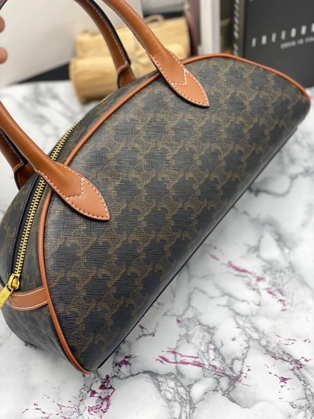 หนังแท้ CELINE MEDIUM TECKEL IN TRIOMPHE CANVAS AND CALFSKIN TAN / CELINE TRIOMPHE SHOULDER BAG / CELINE TRIOMPHE HANDBAG กระเป๋าถือหรือสะพายไหล่ ก็ปังๆ ยาวๆ ไปเลยสิค่ะ งานหนังแท้ทั้งใบสวยหรู สวยมากกก เก๋มาก ต้องมีแล้วค่าา แบบใหม่ล่าสุด งานพึ่งเข้ามาน้อยน