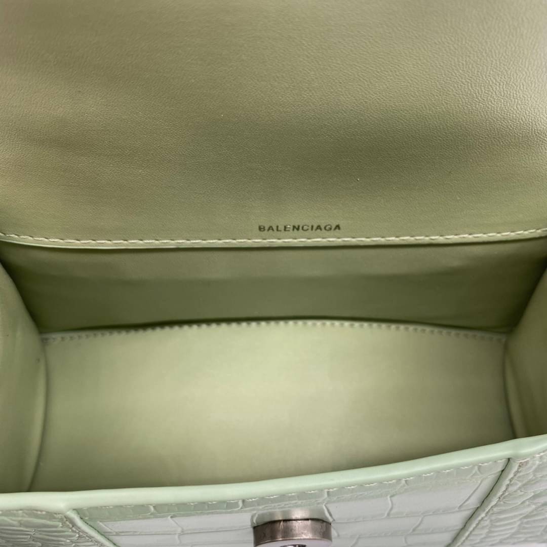 หนังแท้ BALENCIAGA HOURGLASS TOP HANDLE XS Shiny crocodile embossed calfskin การสร้างสรรค์ที่มีเอกลักษณ์เฉพาะตัว หรูหรา โทนสีโดดเด่น วัสดุหนังแท้ลายจระเข้ ภายในโล่งกว้างหนังแนปป้าอย่างดี เกรดออริจินอล ตอบโจทย์ได้ทุกลุค ทุกไลฟ์สไตล์ ภาพสินค้าถ่ายจากงานขายจ