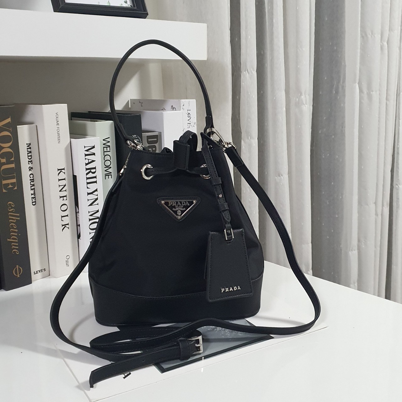 สินค้าใหม่!! NEW ARRIVIAL **ทรงขนมจีบไซส์ใหญ่ 🐰 งานพรีเมี่ยมกิ้ฟ จากเคาเตอร์ต่างประเทศ จากแบรนด์ PRADA วัสดุ NYLON สลับหนัง SAFFIANO ดีไซน์สวยหรูมากค่า เนื้อหนาซับในอย่างดี อะไหล่เงินทั้งใบ จุดเด่นคือ กระเป๋าสามารถ จุของได้เยอะมาก ด้านในมีช่องใส่ข