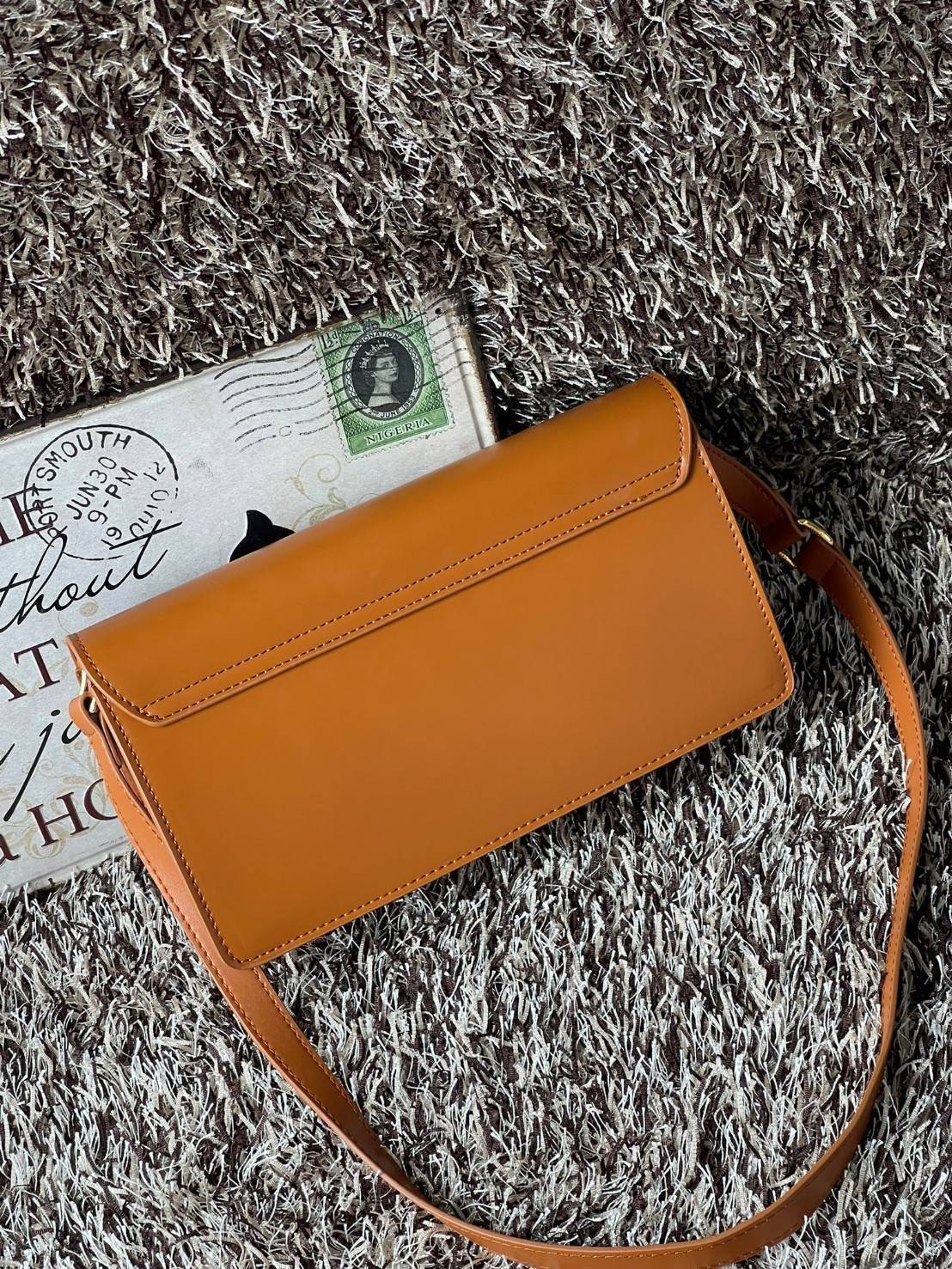 CELINE TRAPEZE TRIOMPHE BAG ดีไซน์เรียบหรู Timeless โดดเด่นมีเอกลักษณ์ ใช้ได้หลายโอกาส แมทช์กับการแต่งตัวง่าย จึงครองใจสาว ๆ ได้ไม่ยาก โดยเป็นกระเป๋าสะพายไหล่ที่อัดแน่นด้วยกลิ่นอายความคลาสสิกและหรูหราตามแบบฉบับของ Celine ด้านหน้าตกแต่งด้วยโลโก้สีทองโดดเด่