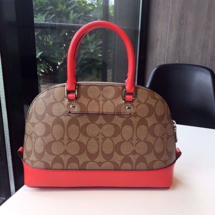 Coach Mini Sierra Signature กระเป๋าถือทรงโดม ภายในกว้างสามารถใส่กระเป๋าเงินเล็ก และมือถือได้ และยังมีช่องซิปเล็ก 1 ช่อง ด้านหลังมีกระเป๋าเล็กเก็บบัตร 1 ช่อง ใครยังไม่มีพลาดไม่ได้แล้วนะคะ