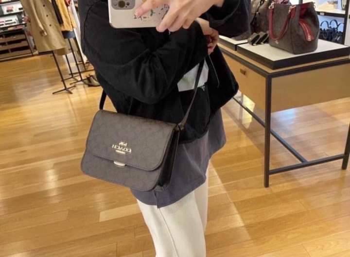 COACH BRYNN FLAP CROSSBODY IN SIGNATURE CANVAS (COACH C5633)🍁สวยหรู ทะลุ เกินเบอร์มาก//กระเป๋าสะพายข้าง หรือจะถือเป็นครัชก็เก๋แบบเลิศๆ>> มีสายยาวถอดได้ ปรับระดับได้ //วัสดุหนังแคนวาส ตกแต่งดีเทลหรูด้วยหนังแท้ และอะไหล่สีทอง งานสวย คมกริบ //เ