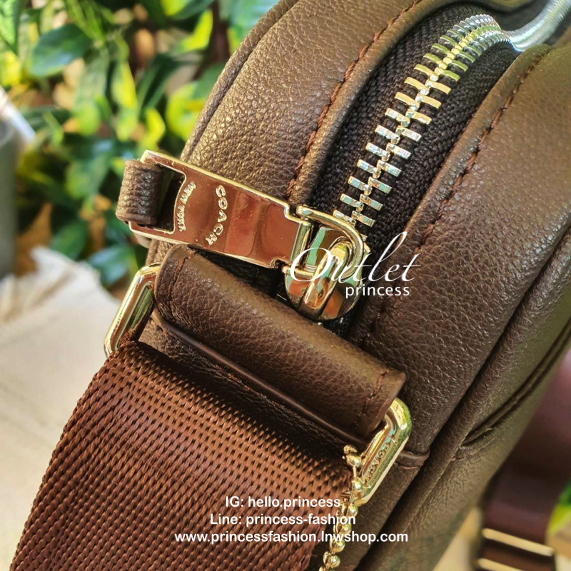 Coach Men crossbody bag Best seller! กระเป๋าข้างรุ่นยอดฮิตของคุณผู้ชาย วัสดุหนังลาย signature brand รอบใบ ด้านหน้ามี logo brand มีช่องหน้าหลัง ช่องหลักเปิดปิดด้วยซิป ใส่ wallet ยาว mini iPad ได้ มีช่องซิปเล็ก สายสะพายยาสปรับได้ค่ะ