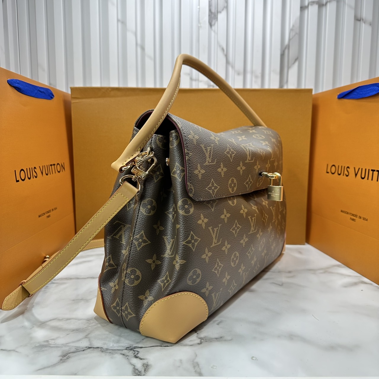 ORI หนังแท้ | LV Hide Away MM Hobo Bag กระเป๋าสะพายทรงสวยหรูสำหรับใส่ทำงานหรือใส่เที่ยวพักผ่อน ผสานดีไซน์เรียบหรูเข้ากับเอกลักษณ์เฉพาะตัวของ Louis Vuitton ผลิตจากผ้าแคนวาสเคลือบลายโมโนแกรม