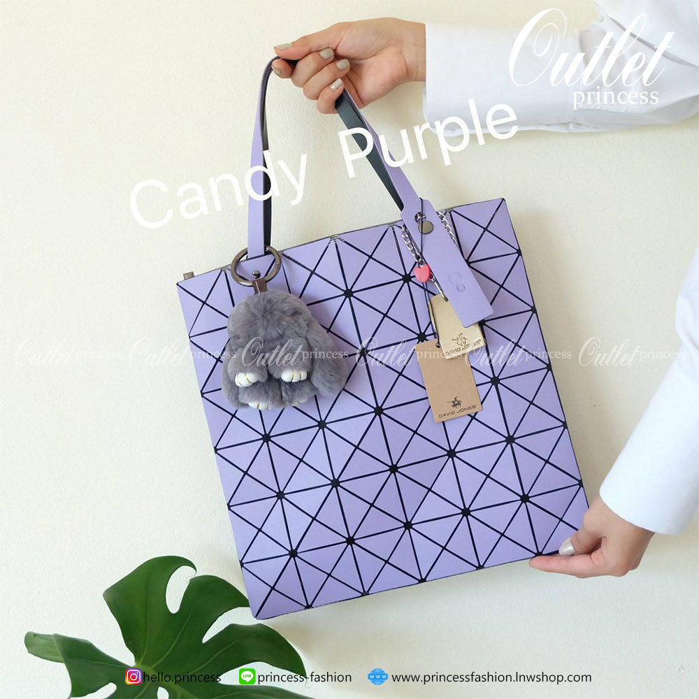 ทรงสุดฮิตจากแบรนด์ David Jones รุ่น Candy color ใบนี้ มาพร้อมกับน้องกระต่าย DV ขนฟู นิ่มๆ สีเข้า set กับกระเป๋าคะ กระเป๋า ทรง Tote ตัวกระเป๋าเย็บติด ด้วยแผ่นอคิลิค ตัดขอบลายวิ้งๆ สุดหรู ดีไซน์เกร๋ จุดเด่นที่ น้ำหนักเบา สามารถ ถือ หรือ สะพายไหล่ได้คะ ใบใหญ