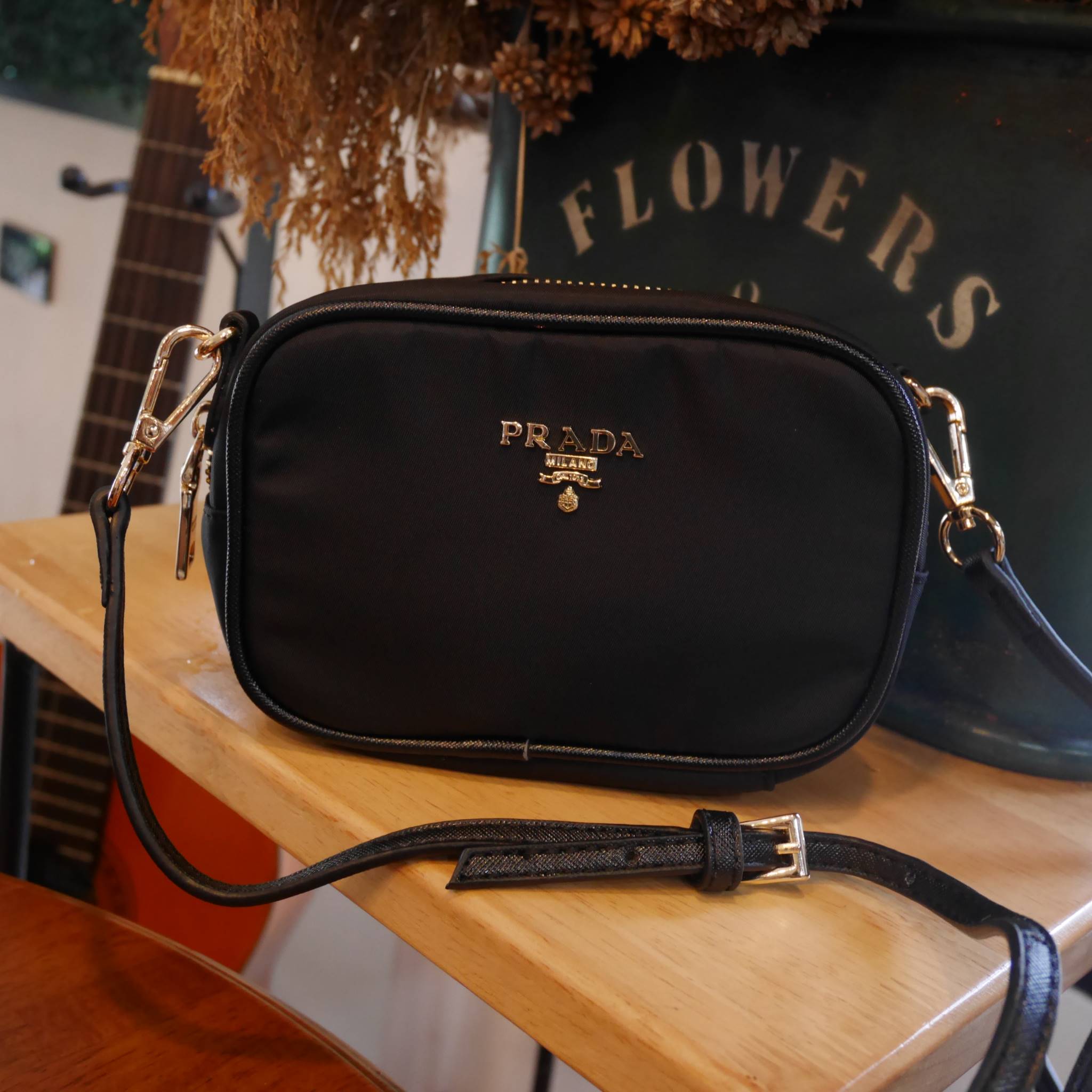 woww!! ขนาด Tiny ล็อตสุดท้าย หมดแล้วหมดเลยน้า♡ กระเป๋าอเนกประสงค์ จากแบรนด์ PRADA เป็นทรงสี่เหลี่ยม กระเป๋าเป็นผ้าไนล่อน ตามแบบฉบับของแบรนด์เลย ใบนี้มีสายยาว ปรับได้ free size เลยนะคะ เลิศมาก สามารถสะพายเป็น shoulder bag ได้เลย ขนาดกำลังดีค่ะ ใส่ขอ