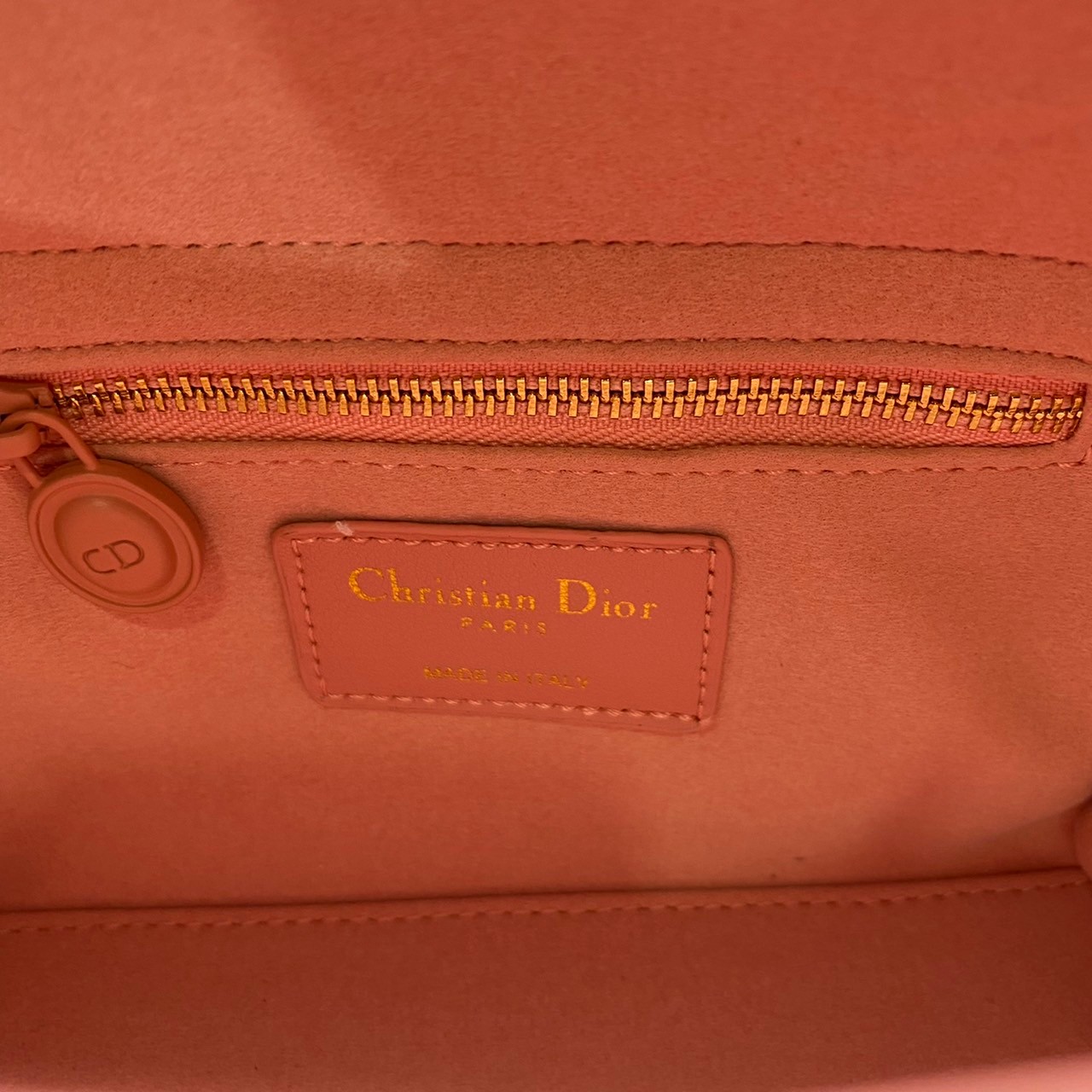 หนังแท้ DIOR LADY BAG 17cm ไซส์เล็กขนาดกำลังน่ารักเลยค่ะ งานออริหนังแท้ทั้งใบปั้มลายรุ่นใหม่ล่าสุด ความสง่างามอีกหนึ่งรุ่นของ Dior รูปทรงสีเหลียม ขนาดกระทัดรัด ตั้งอยู่ทรง ฐานกระเป๋าแข็งแรง มีหมุดรองฐาน ดีไซน์ที่มีเอกลักษณ์เฉพาะตัว ด้านหน้าตกแต่งด้วยตัวอั