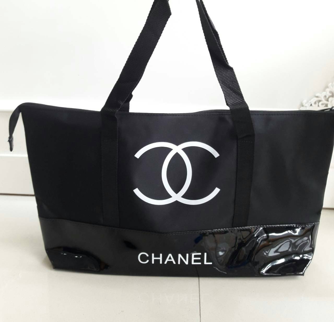 งานพรีเมี่ยมกิ้ฟ จากเคาเตอร์ต่างประเทศนะคะ 🎄🎄 New! กระเป๋าใบใหญ่ทรง Tote จากแบรนด์ Chanel VIP gift Bag ของแท้ 100% ทำจากผ้าหนา Polyester ฐานล่างกระเป๋าทำจากหนังแก้วผิวมันเงา สวยหรู สกรีนโลโก้ชาแนลหน้าหลัง หัวซิปปั้มโลโก้ ด้านในเป็นช่องกว้า