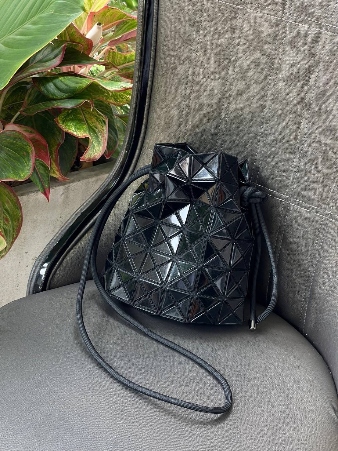 Baobao Issey Miyake Wring Small Bag กระเป๋าสะพายครอสบอดี้พร้อมสายรูดเปิดปิด สามารถปรับความยาวของสายได้ตามสไตล์ความชื่นชอบ ด้วยดีไซน์ทรงน่ารัก เหมาะสำหรับให้สาวๆหยิบใช้ในวันสบายๆ แต่เต็มเปี่ยมไปด้วยความคล่องแคล่ว ไฮไลต์ของซีซั่นนี้คือกระเป๋าที่มาพร้อมกับเช