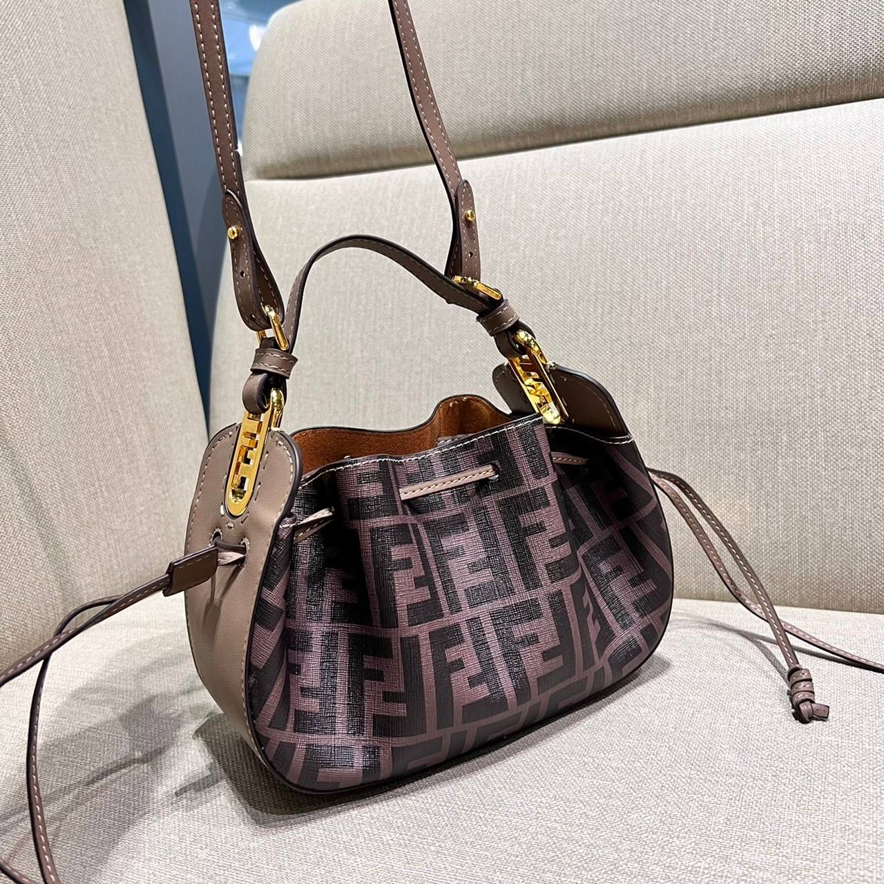 Fendi Pomodorino mini FF leather bag / FENDI FF mini bag รุ่นลิมิเต็ด หายาก ขนาดกำลังสวย ดีไซน์ทรงไม่ซ้ำใคร เก๋ๆตรงดีเทลรูดเก็บปากกระเป๋า วัสดุหนังแคนวาสเคลือบลาย มาพร้อมหูจับในตัว และสายครอสมีมาให้ ปรับได้เล็กน้อย ภายในโล่งกว้าง ใส่ของจำเป็นได้ครบ ใบจริง