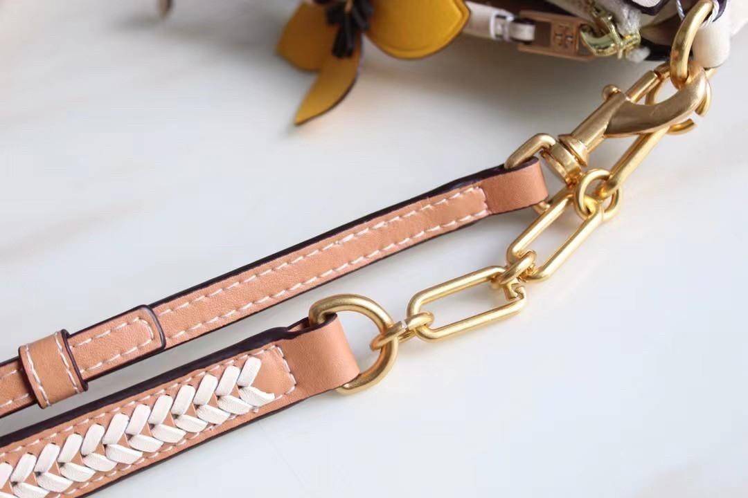 Tory Burch T Monogram Braided Floral Studio Shoulder Bag กระเป๋าถือหรือสะพายไหล่ลาย Monogramวัสดุผ้าJacquard+หนังแท้ ตัดเย็บอย่างปราณีต ผสานงานแกะสลักหนังสุดวิจิตร ประดับตกแต่งด้วยดอกไม้เพิ่มความหรู เป็นกระเป๋าดอกไม้ของฤดูกาลนี้ที่เพิ่มความซับซ้อนและแสนหว