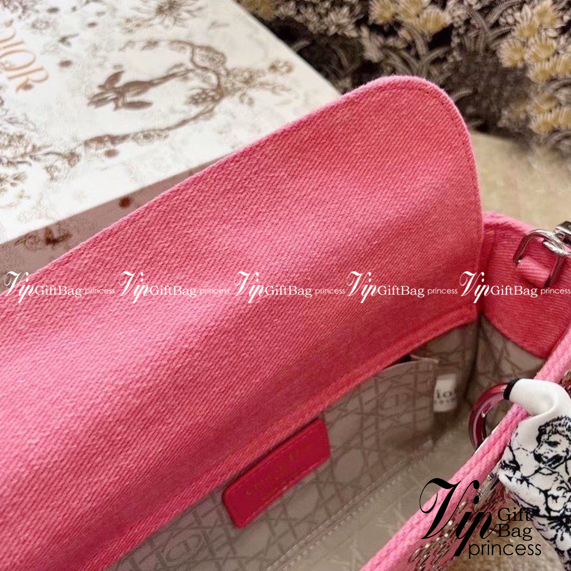 DIOR D-Joy Bag Cannage Denim / Dior Lady Bag กระเป๋าสะพายดิออร์ใบนี้คือราชนิกุลมากแม่ความเลดี้ดิออร์ที่เกินต้าน งานชนช้อปปังสุด ถือสลับแท้ไม่โป๊ะแน่นอน ราคาเบาสุด ภาพถ่ายจากงานจริง สวยเหมือนในรูป พร้อมส่งที่ไทย