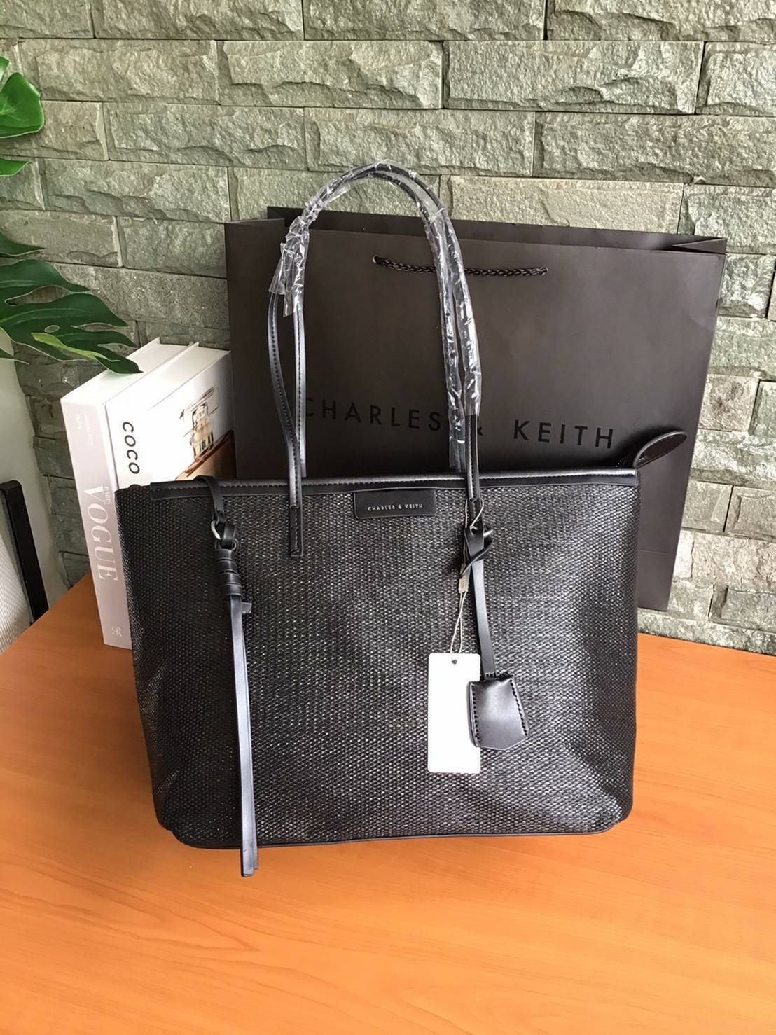 Charles & Keith Black Textured Tote Bag ฮอตฮิตตลอดกาลสำหรับรุ่นนี้ รุ่นยอดนิยม!! มากี่รอบกี่รอบก็ขายดี ใครไม่มีรุ่นนี้ติดตู้ไว้ถือว่าเชยมาก(!!) กระเป๋าสะพายทรง Shopping bag ใบใหญ่จุของได้ใจ น้ำหนักเบา โดดเด่นด้วย Textured วัสดุสานรอบใบ ตัดขอบหนัง สวยอยู่ท