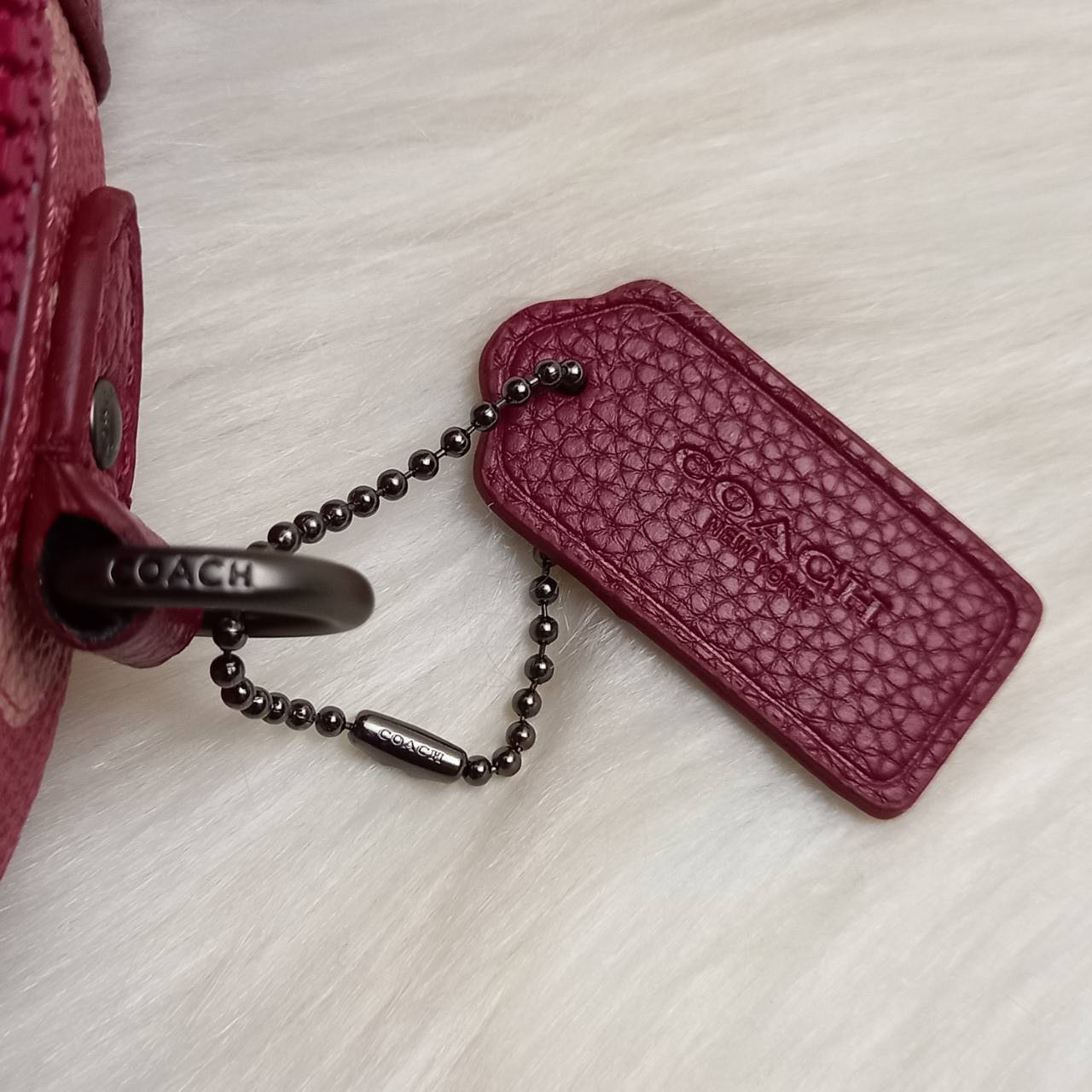 COACH Camera Bag 26, rainbow-red pattern COACH Camera Bag 16 With Horse And Carriage Print and Heart OXBLOOD (F79369 F88264) 🍁น่าใช้มากมาย รุ่นนี้มาพร้อมสายสปอร์ตใหญ่ ถอดเก็บได้ ปรับระดับได้ หนาแน่น ทนทาน จุของได้เยอะพอสมควร //วัสดุแคนวาส