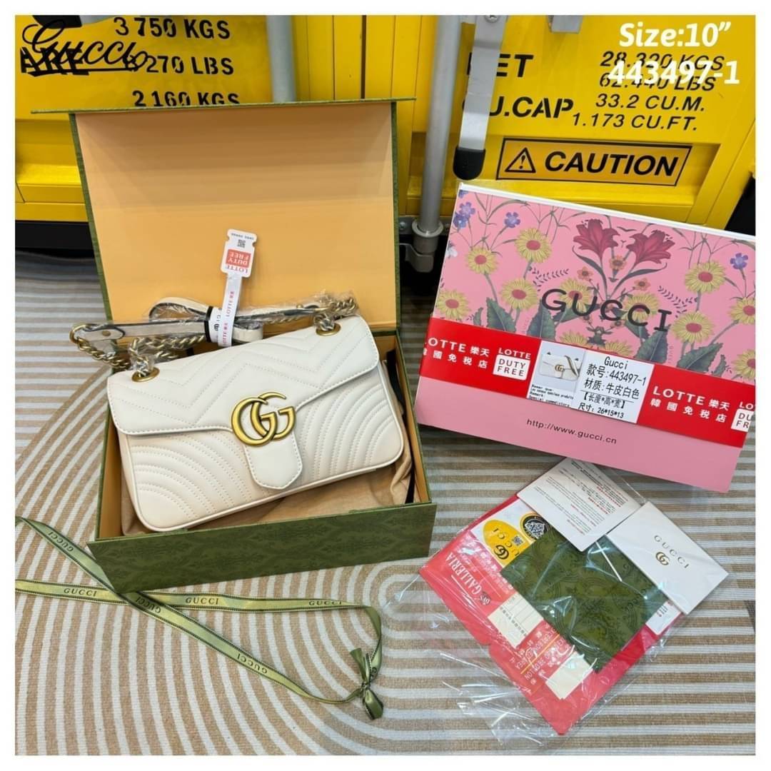 GUCCI GG Marmont shoulder bag กระเป๋าสะพายข้างรุ่นคลาสสิค สะพายขับผิว ดูแพง อัพลุคได้สบายๆ เปิด-ปิดด้วยตัวกดล็อคแน่นหนา ด้านหลังดีไซน์รูปหัวใจ