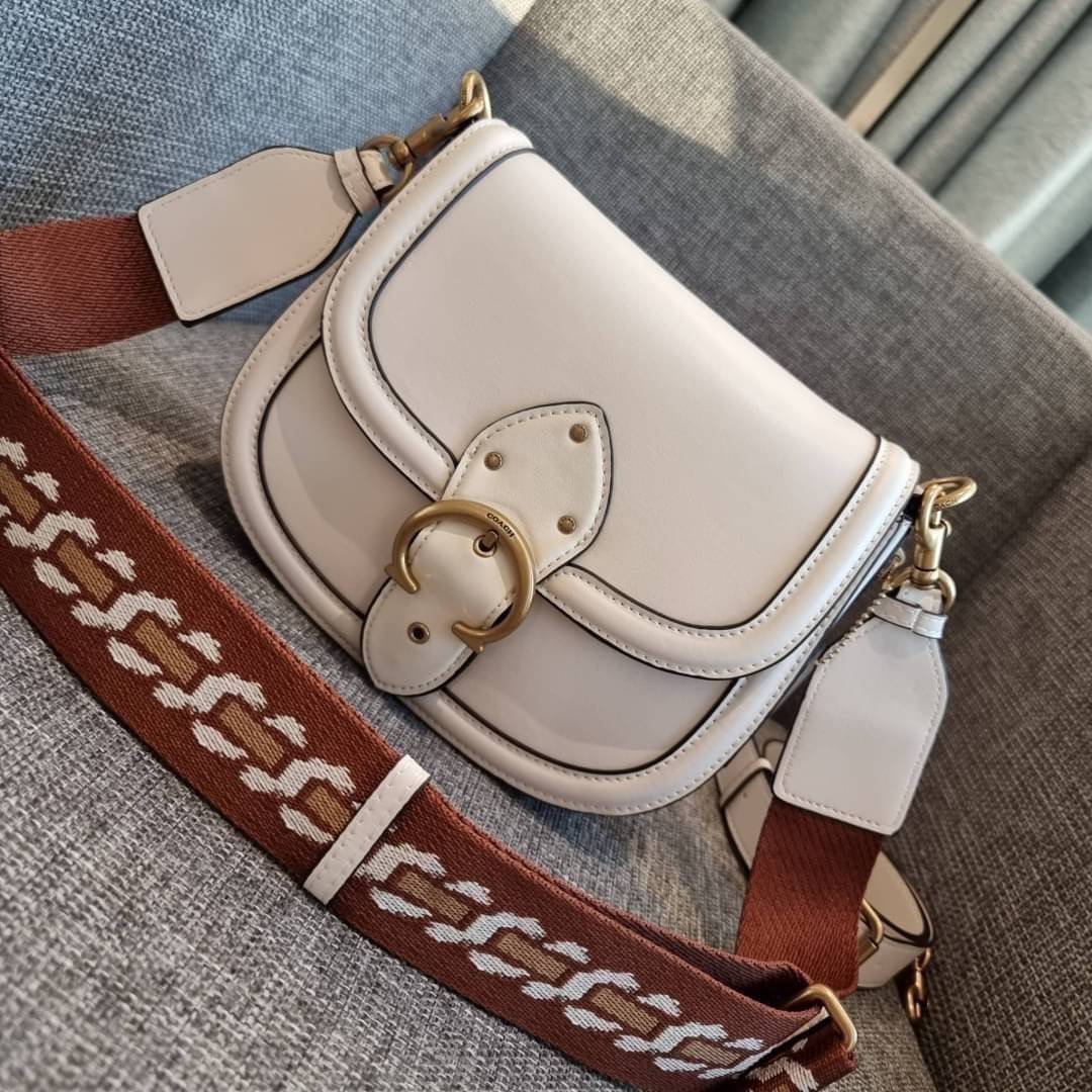 COACH C0749 BEAT SADDLE BAG The best item! ที่สาวๆรอคอย! ฮอตไฟลุก! สีหายาก ละมุนคุณหนู คอลเลคชั่นใหม่ ดีไซน์หรูหรา พิเศษมากๆมาพร้อมสายสะพาย 2 เส้น ใช้คู่กันหรือแยกสะพายก็สวยครบสูตร กระเป๋าสะพายทรง saddle คลาสสิค วัสดุหนัง glove-tanned ทนทาน เปิด-ปิดด้วยกร