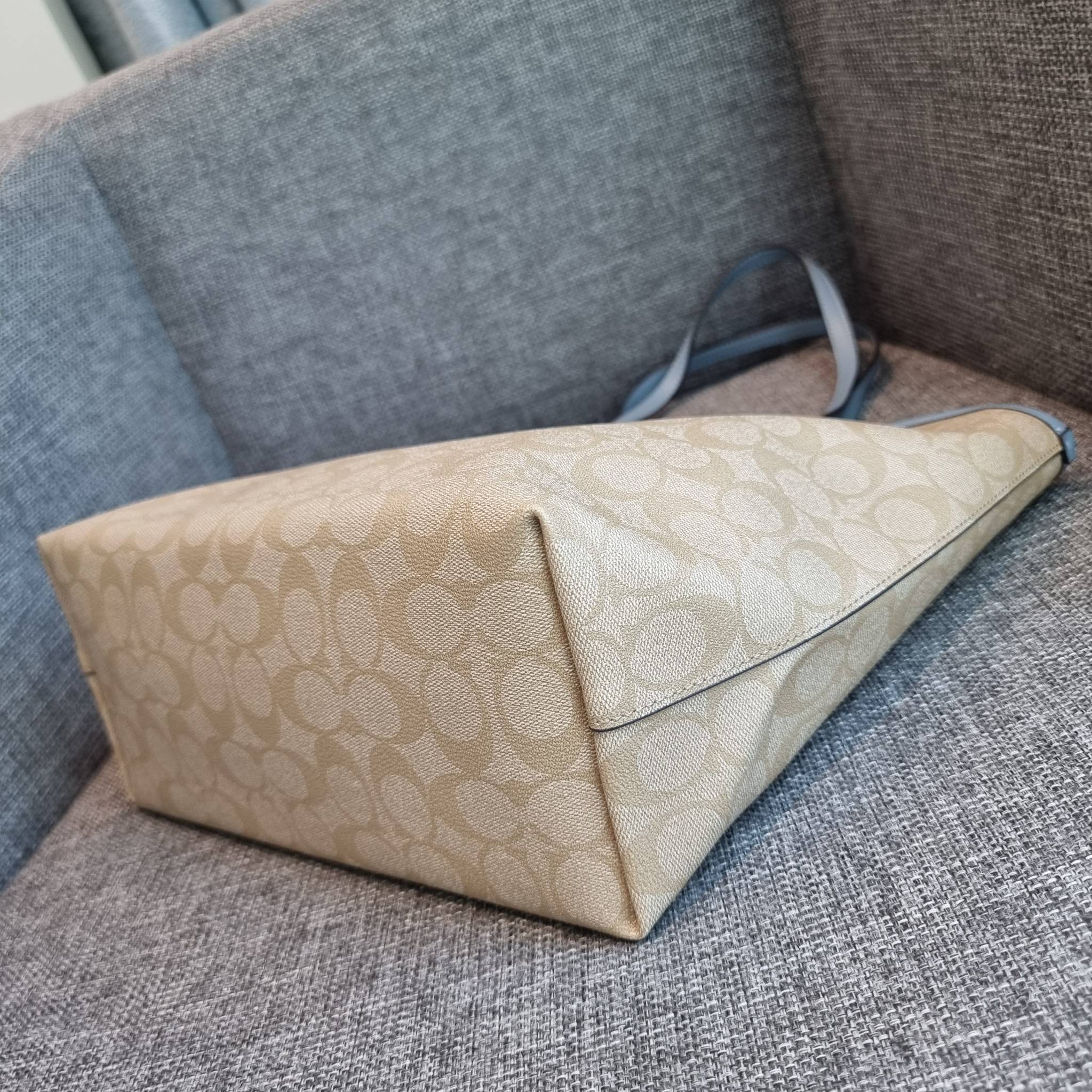 OUTLET 】COACH F58292 CITY ZIP TOTE IN SIGNATURE 16" รุ่นขายดี!! ไซส์ใหญ่ สีสวยมาให้แบบจัดเต็ม!! กระเป๋าถือทรงโท้ทใบใหญ่ สวยน่าใช้ทุกสี สะพายคล้องไหล่ได้เก๋ๆ จุของแน่นๆไปเลยจ้า!! วัสดุหนังแคนวาสคุณภาพ ปากกระเป๋าเปิด-ปิดด้วยซิป กันของหล่นได้ ถือไปไหนก็