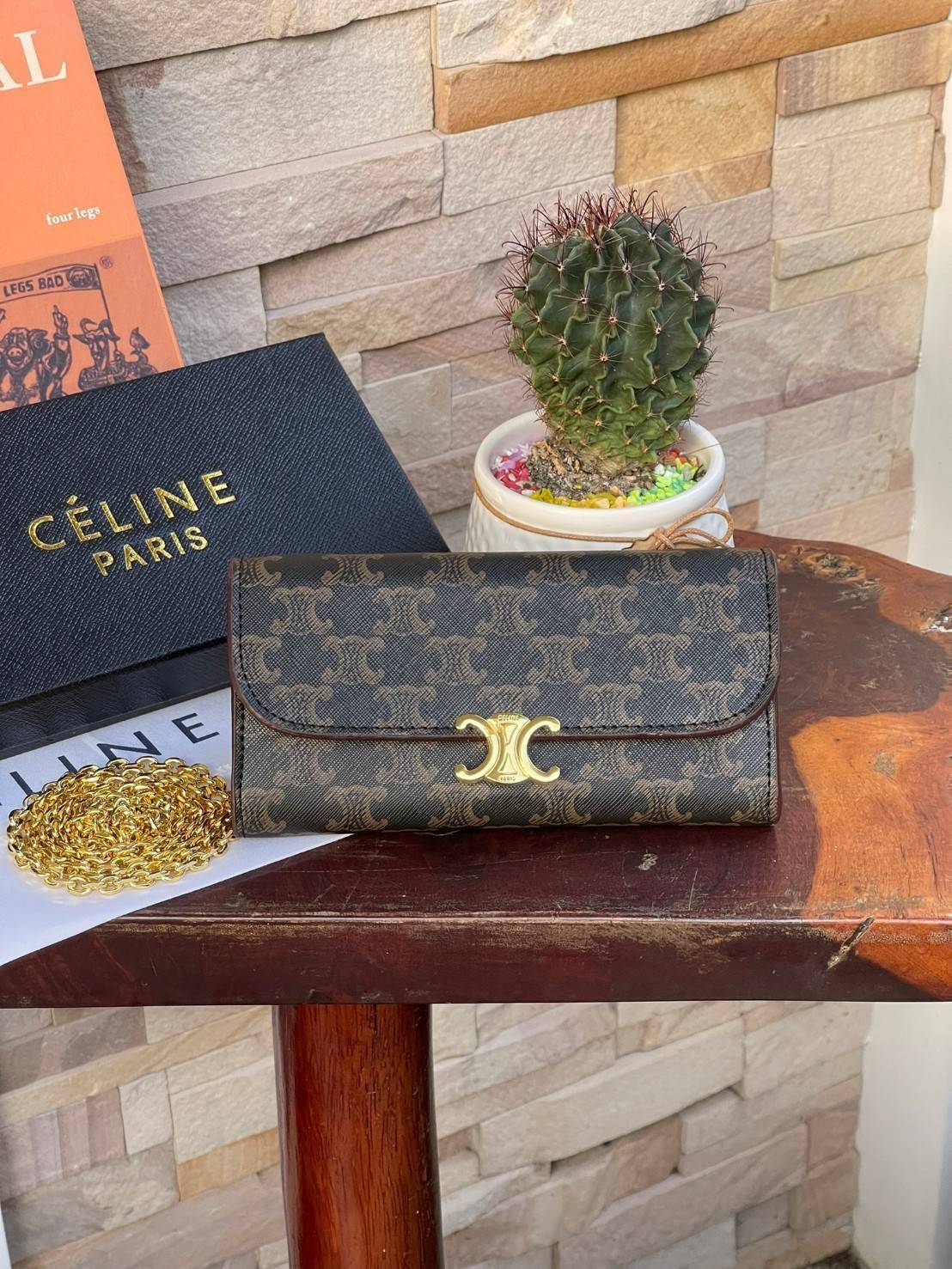 CELINE INSPIRED 2IN1 LONG WALLET ใครมีของที่ต้องจัดเก็บในปริมาณมาก จะต้องถูกใจกระเป๋าสตางค์ผู้หญิงใบนี้แน่นอน เนื่องจากมีช่องแยกย่อยสำหรับใส่ธนบัตร เหรียญ และบัตร รวมแล้วกว่า 10 ช่อง ให้คุณจัดเก็บของต่าง ๆ ได้เป็นสัดส่วน นอกจากนี้ ยังมีช่องใส่ของเบ็ดเตล็ด