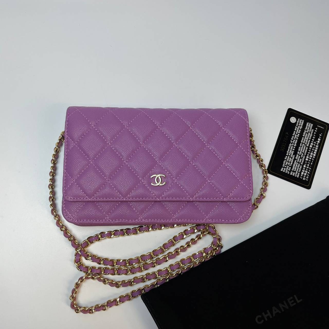 VIP 】หนังแท้ CHANEL WOC style โทนสีพาสเทล กระเป๋าสะพายทรงสวยตลอดกาล วัสดุหนังลายคาเวียร์ เนื้อนุ่ม อยู่ทรงคุณภาพดีตามแบบฉบับของแบรนด์ น้ำหนักเบา ด้านหน้ามีโลโก้แบรนด์อะไหล่หรู มีช่องใส่บัตร ใส่ของจุกจิก เปิดปิดด้วยฝาปิดกระดุม ซับในหนัง ตัวจริงสวยมากๆถูกใจ