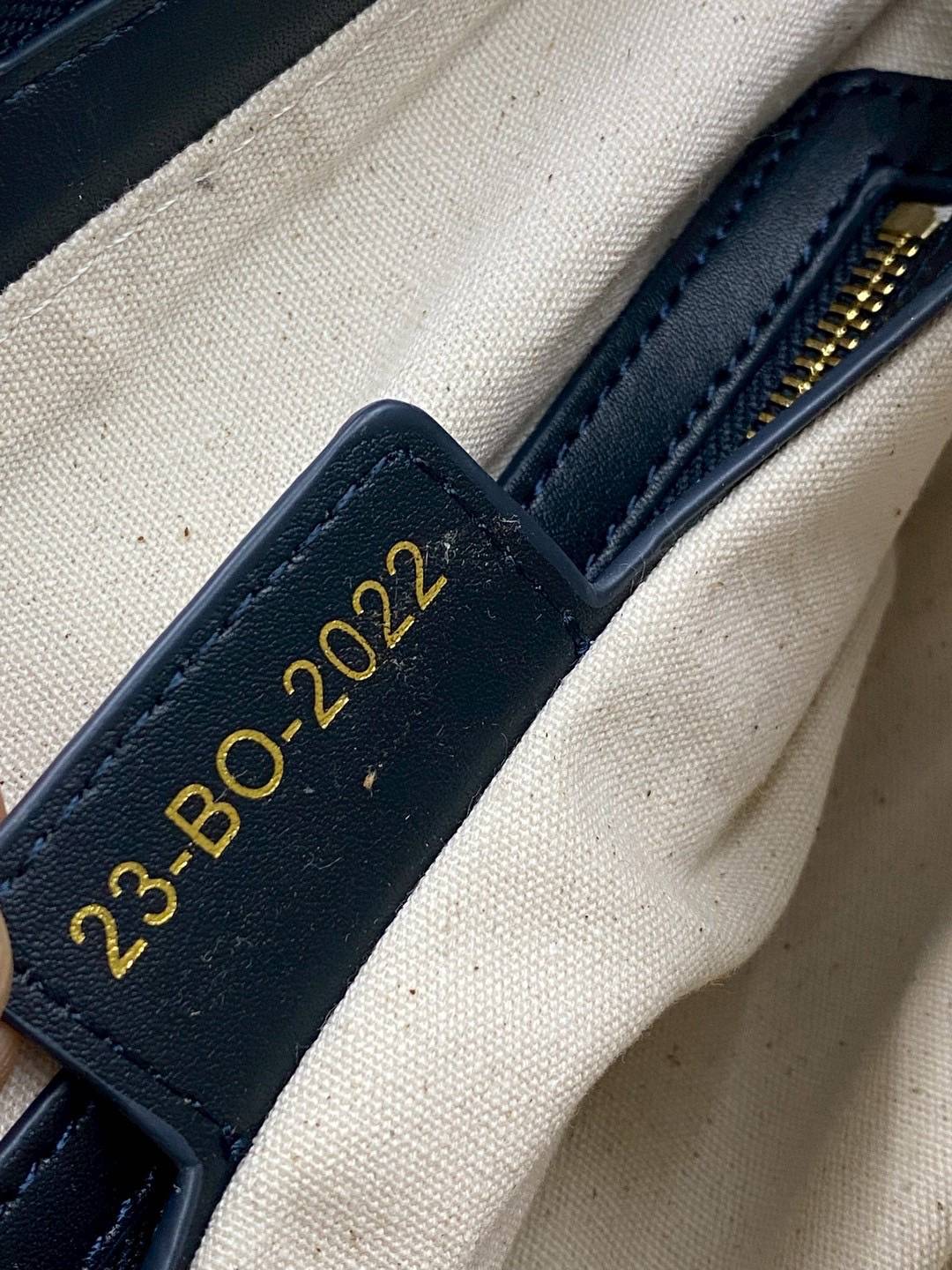 ORI หนังแท้ | DIOR Medium D-Journey Bag Blue Dior Oblique Jacquard กระเป๋าสะพายโฮโบทรงสวย รุ่นใหม่ล่าสุด ดีไซน์เรียบหรูลัคชูที่สุด มาพร้อมสายสะพาย2เส้นคู่แบบใหม่สุดเก๋ เป็นไอเท็มที่ควรมีไว้ติดบ้านอีกใบเลยน้า