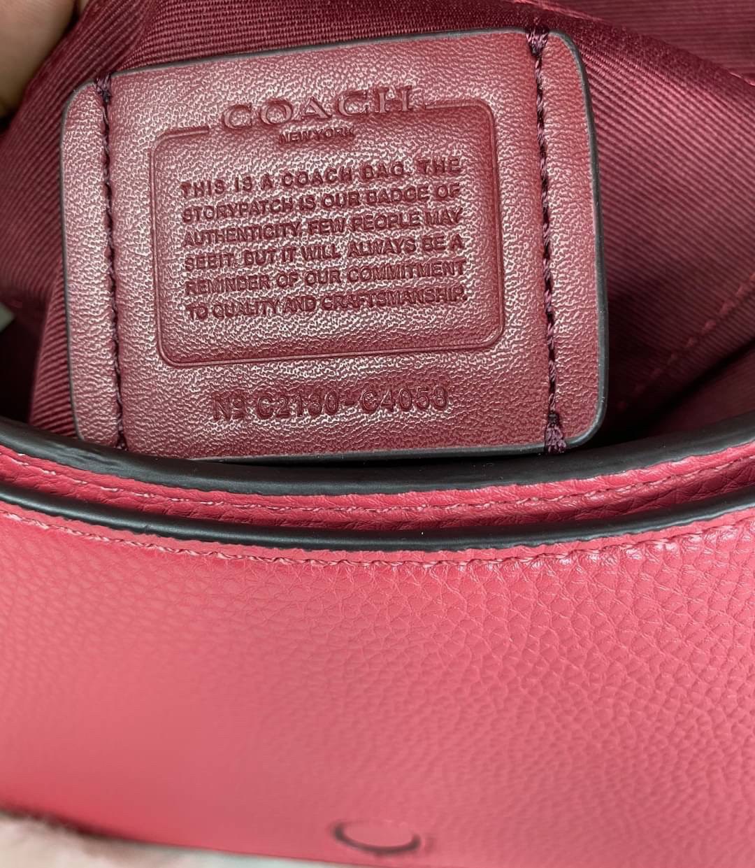 OUTLET 】COACH SADDLE BAG WITH HORSE AND CARRIAGE (COACH C4058) หนังกรวดละเอียดภายในกระเป๋ามัลติฟังก์ชั่น กระดุมแม่เหล็ก ซับในผ้านอกกระเป๋าเปิด สายสะพายถอดได้ สายสะพายยาว 22" สำหรับสะพายไหล่หรือ crossbody