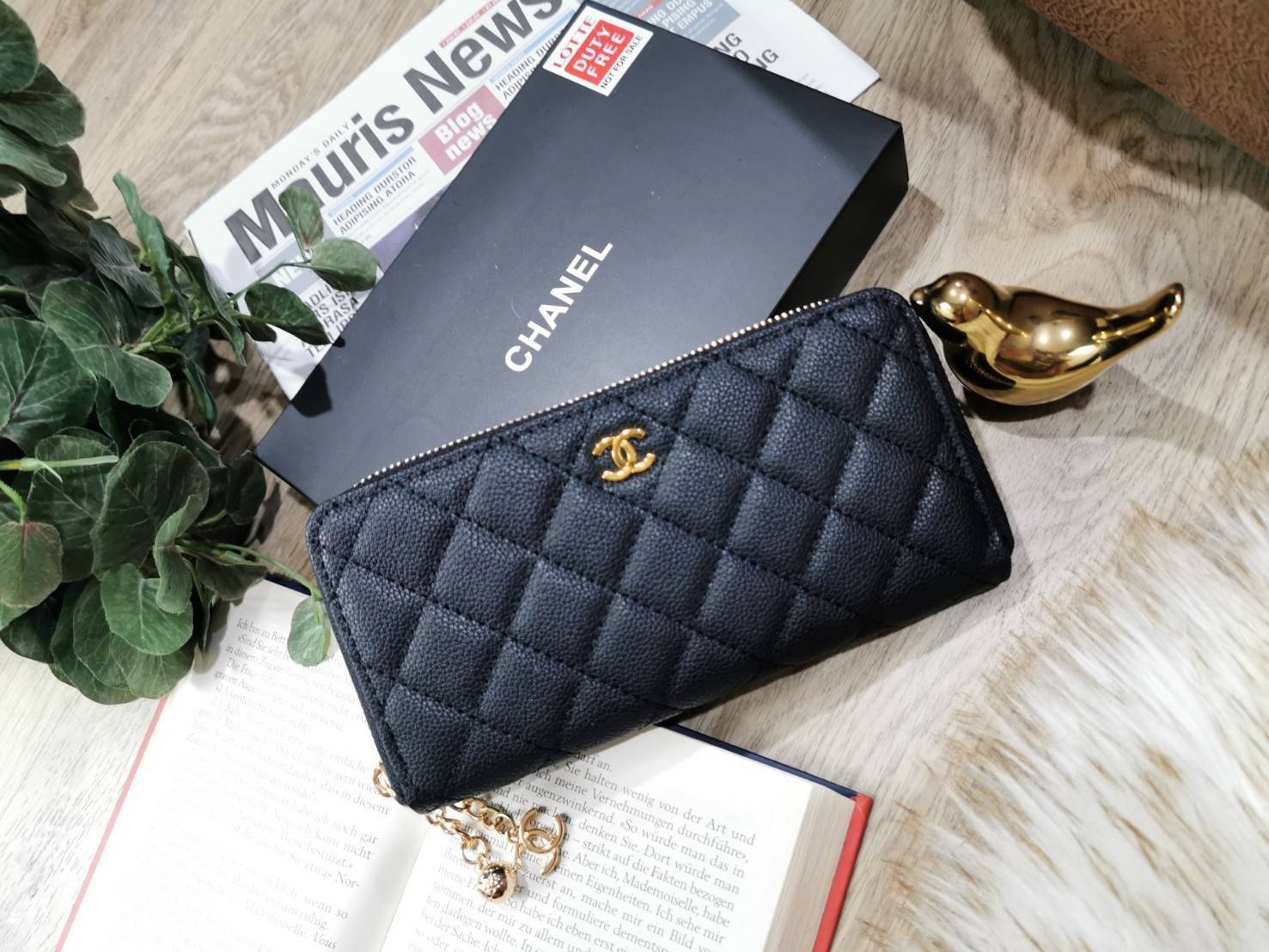 พรีเมี่ยมกิ๊ฟแท้ 100% 】Chanel Beaute Wallet Complimentary VIP Gift With Purchase (GWP) กระเป๋าสตางค์พรีเมี่ยมกิ๊ฟ จาก Chanel Cosmetic Counter Duty free วัสดุหนังคาเวียร์สวยหรูเปิดปิดด้วยซิปสะดวกใช้ ด้านหน้าประดับโลโก้แบรนด์อะไหล่ทอง