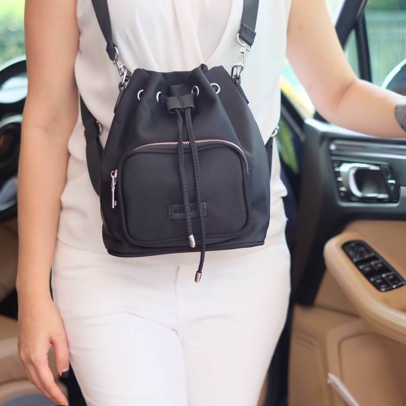 Parfois Bucket backpack กระเป๋าเป้ ถอดสายได้ มีสายสั้นให้สามารถถือ หรือสะพายข้างก้อได้ค่า ดีไซน์เกร๋มาก สีดำสวยมาก chic สุดๆ รุ่นนี้ รูปแบบน่ารัก แอบเก๋ด้วยดีไซด์ของตัวกระเป๋า ด้านหน้ามีช่องเก็บของ และที่มัดสายกระเป๋า ภายในมีช่องเก็บของจุกจิกได้ ใบจริงสวย