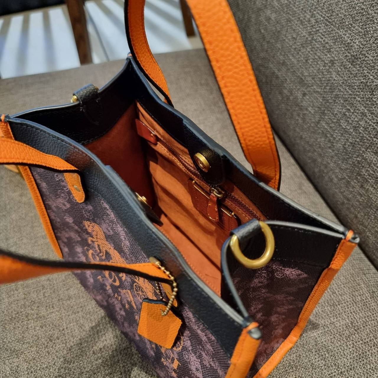 COACH C8456 FIELD TOTE 22 WITH HORSE AND CARRIAGE PRINT AND CARRIAGE BADGE คอลเลคชั่นสุดคลาสสิค ต้อนรับซัมเมอร์ ทั้งสดใสและร้อนแรง สวยหรูดูแพงในไอเท็มเดียว กระเป๋าทรงโท้ท ไซส์กำลังสวย น่ารักน่าใช้ ฟังก์ชั่นการใช้งานสะดวกที่สุด มีทั้งสายคล้องแขนในตัว และสา