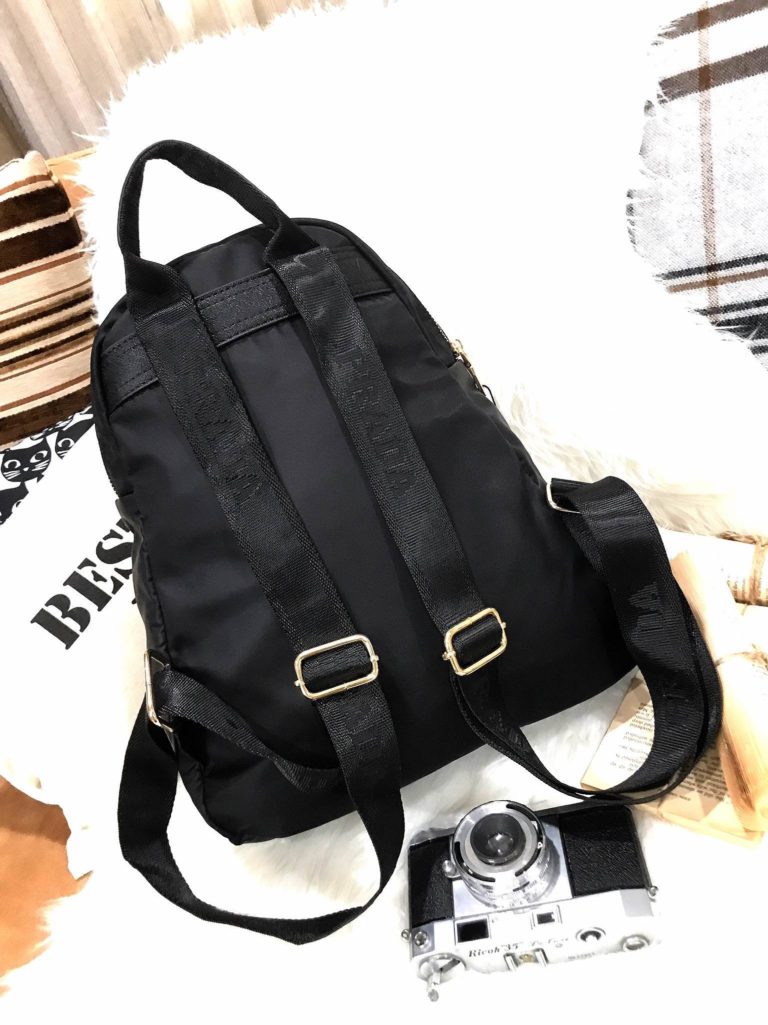 Don't Miss! PRADA NYLON BACKPACK กระเป๋าสะพายเป้ พรีเมี่ยมกิ้ฟจากเคาน์เตอร์ต่างประเทศรุ่น Limited edition ที่ฮ๊อตสุดๆ วัสดุเป็น Nylon เนื้อหนาคุณภาพดีตามแบบฉบับของแบรนด์ ขนาดกำลังดี น้ำหนักเบา ด้านหน้าเป็นลายหมีปั๊กกลิ้ตเตอร์โลโก้แบรนด์อะไหล่ทองหรู ภ