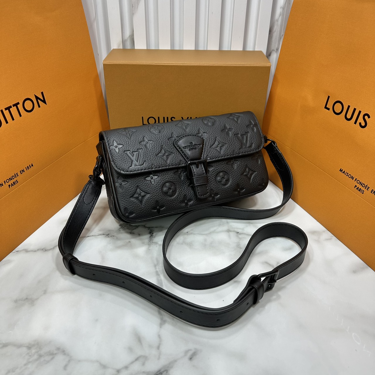 ORI หนังแท้ | LV Montsouris crossbody bag Monogram Eclipse Leather 22cm กระเป๋าสะพายทรงแมสเซ็นเจอร์ไซส์เล็ก สไตน์กระเป๋าสตางค์แบบสะพาย ดีไซน์ใหม่ทรงยาวล้ำสมัยประดับบัคเคิลสัญลักษณ์เมซงพร้อมแถบแม่เหล็กด้านหน้า สุดไอคอนิก