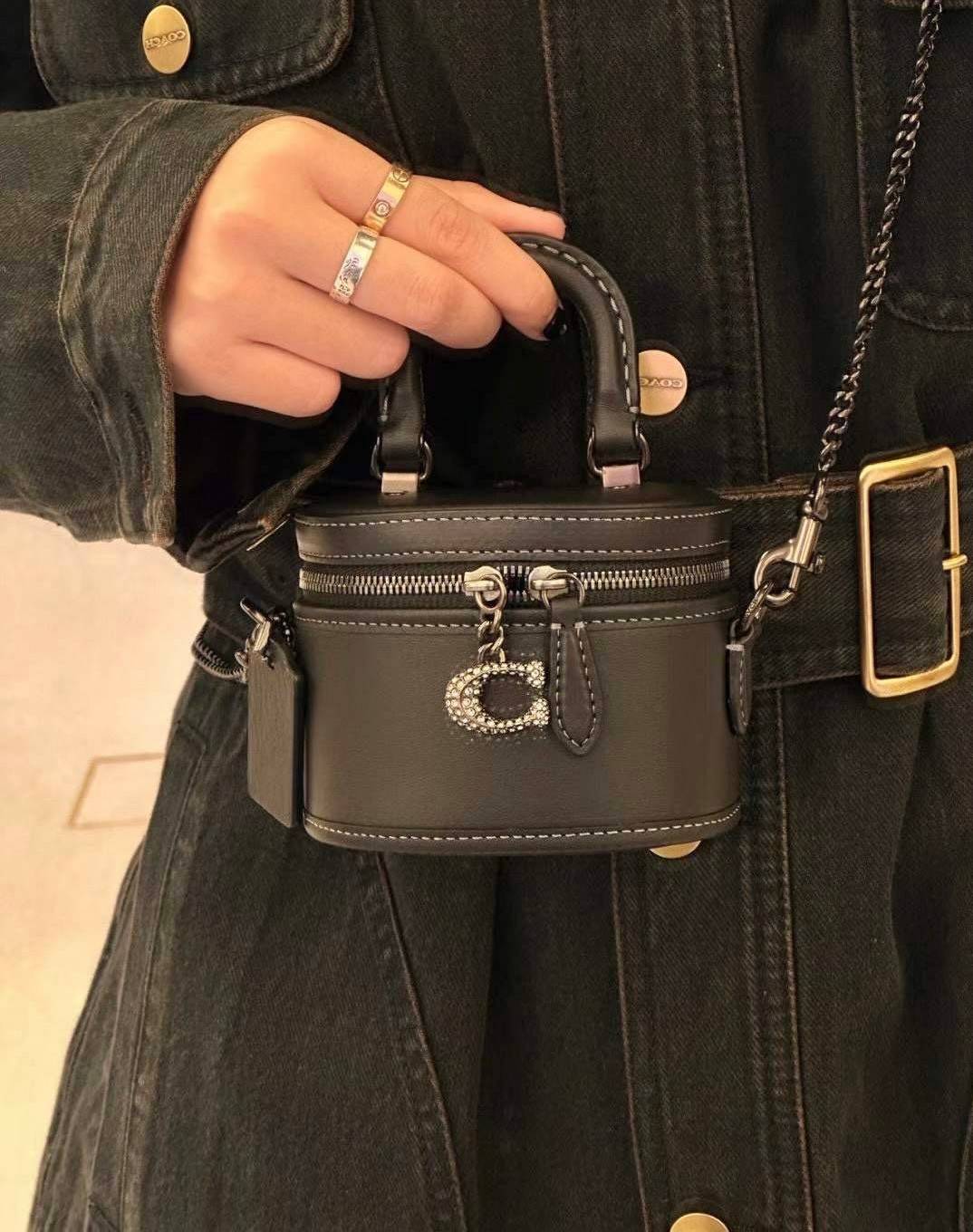 COACH TRAIL CROSSBODY 12 IN SIGNATURE CANVAS CE768 // CE769 มอบเป็นของขวัญปีนี้ รุ่นนี้ต้องเข้าแล้วล่ะคะ พร้อมส่งที่ไทยจำนวนจำกัด! ได้ล๊อตเปิดตัวราคาดีสุดมาค่ะ🎁มอบทันใช้ในช่วงเทศกาลปีใหม่นี้กันค่าา สวยไร้ที่ติ ✔️กระเป๋าใส่ของจำเป็นจุกจิก หน