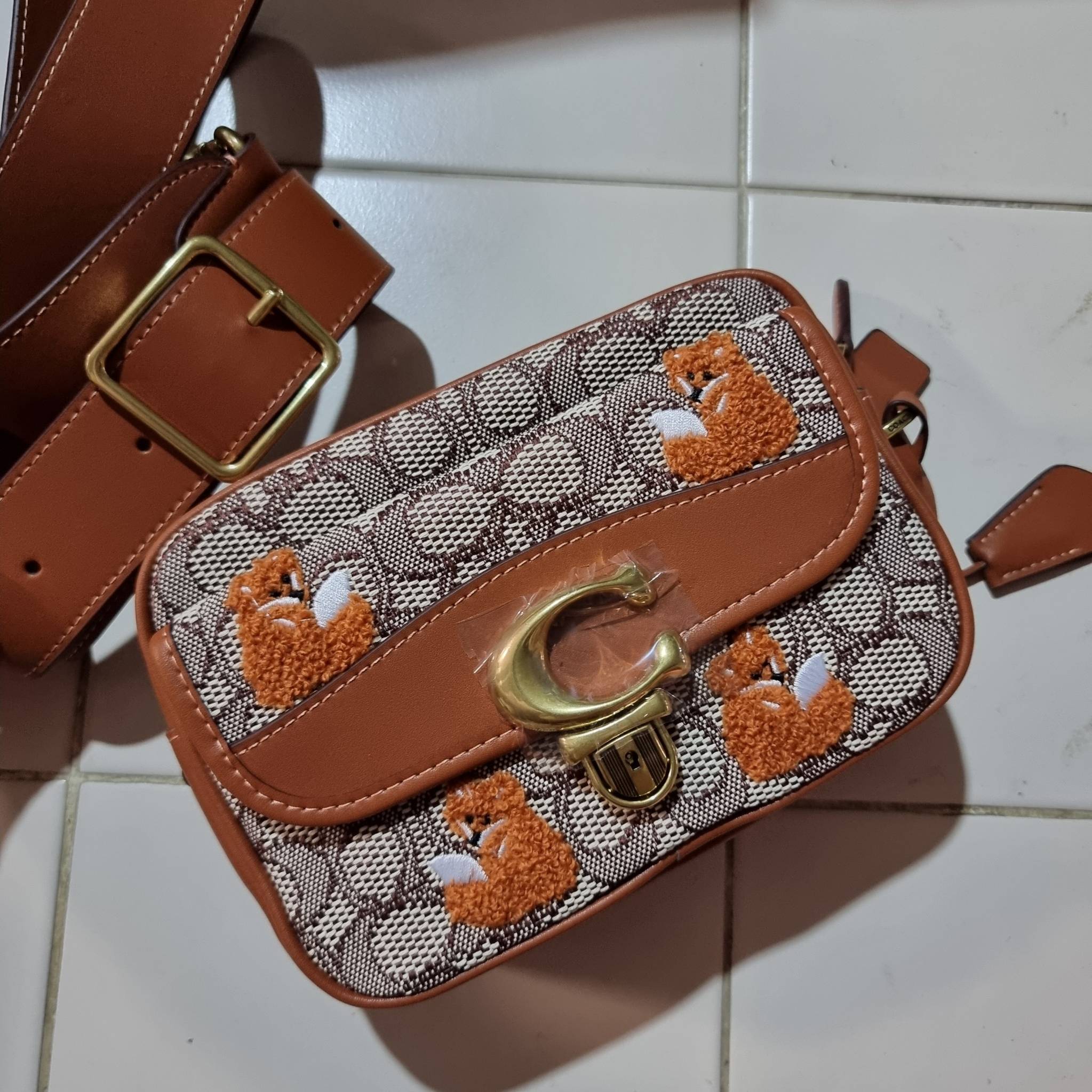 COACH C7764 STUDIO CAMERA BAG 19 IN SIGNATURE TEXTILE JACQUARD WITH CREATURES น้องเล็กใหม่สุดอีกหนึ่ง!! ขนาดเล็กกะทัดรัด มาแบบเลิศๆหรูๆมากแม่ พร้อมเทกเจอร์สุดคิ้วท์!! กระเป๋าสะพายข้างลุคไฮน์ ที่ดีไซน์ออกมาได้ปัง และดูแพงมากๆ ด้วยดีเทลคลาสสิคผสานความเป็นเอ