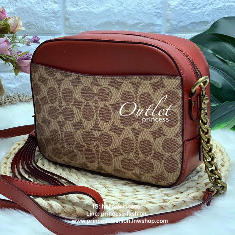 COACH CROSSBODY BOX BAG กระเป๋าสะพายข้าง crossbody วัสดุหนัง pvc. หนังนิ่ม คุณภาพดี ลาย signature brand ตัดขอบหนัง ด้านหน้า/ หลังมีช่องเเล็ก เปิดปิดกระเป๋าแบบซิป ภายในกว้าง ใส่ wallet ขนาดกลาง มือถือได้ทุกรุ่น และของใช้จุกจิกได้ พร้อมสายสะพายแบบโซ่ต่อหนัง